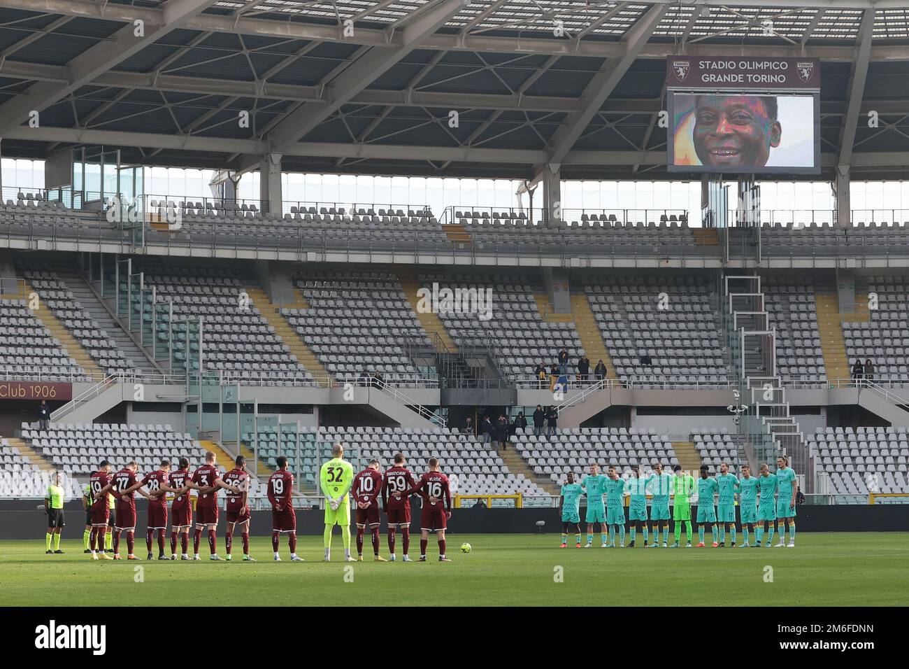 Torino, 4th gennaio 2023. Un'immagine di Pele ( Edson Arantes do Nascimento ) viene proiettata sullo schermo dello stadio mentre un minuto di silenzio si svolge dopo la morte della leggenda brasiliana, prima della Serie A allo Stadio Grande Torino. L'immagine di credito dovrebbe essere: Jonathan Moskrop / Sportimage Foto Stock
