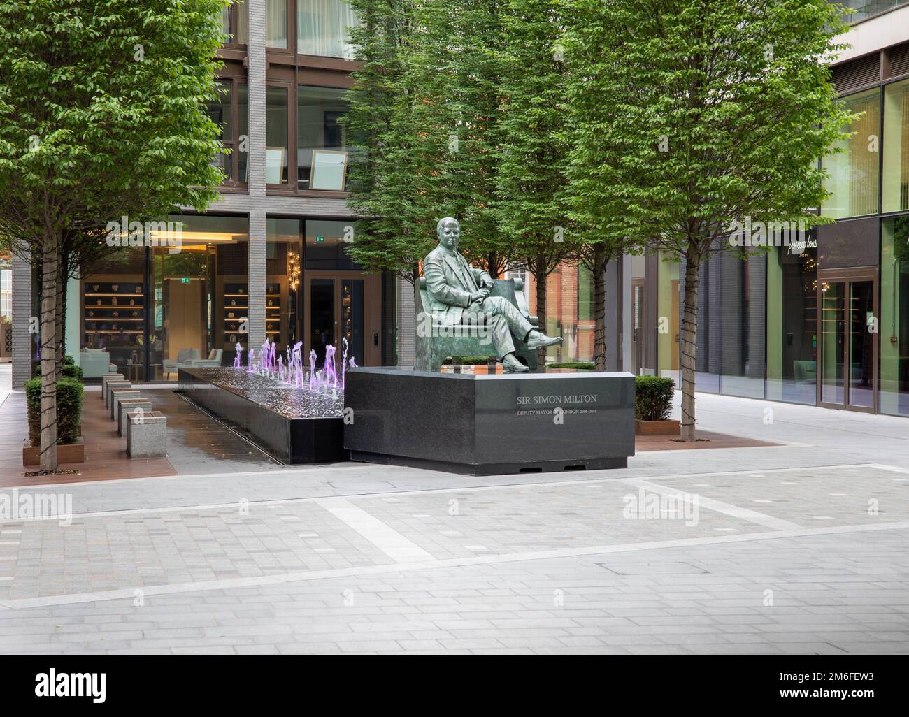 La Statua di Sir Simon Milton, il Vice Sindaco di Londra vicino al Tower Bridge e al Potters Field Park Foto Stock