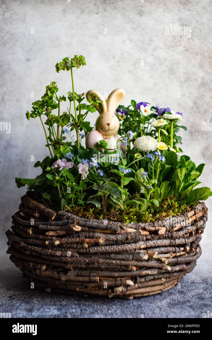 Composizione floreale pasquale Foto Stock