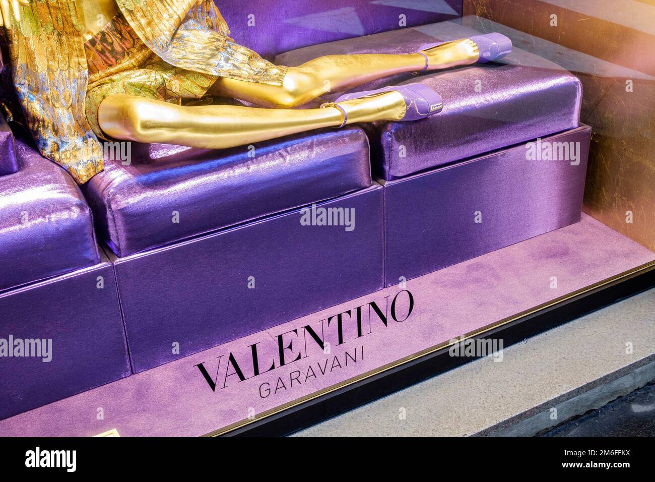 Milano Via Montenapoleone Italia. Vetrina del negozio di moda Valentino Luxury brand, ingresso Foto Stock