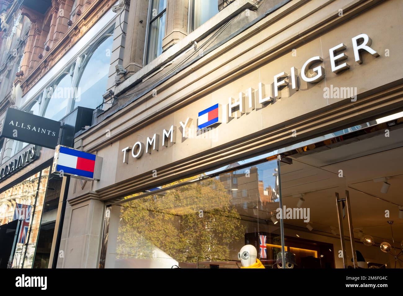 Londra- Tommy Hilfiger store a Knightsbridge, un lussuoso marchio di moda americano Foto Stock