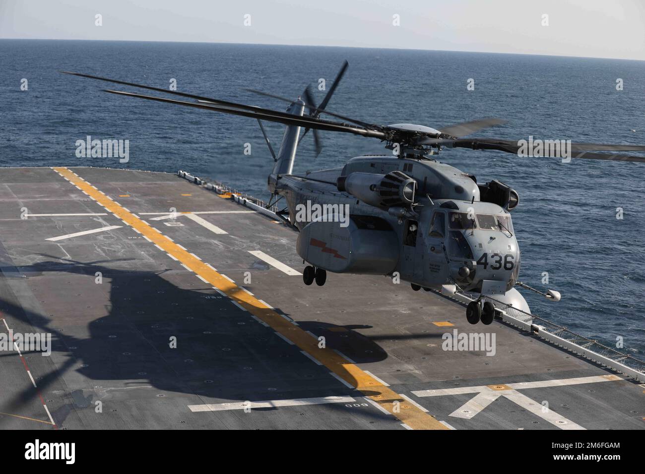 220427-N-HA192-1049 NORFOLK, VIRGINIA. (27 aprile 2022) - un drago marino MH-53 della miniera di elicotteri contromisura Squadron (HM) 12 atterra sul ponte di volo della nave d'assalto anfibio USS Bataan (LHD 5), 27 aprile 2022. Bataan è in corso nell'area di attività della flotta del 2nd. Bataan è casa presso la Naval Station Norfolk. Foto Stock