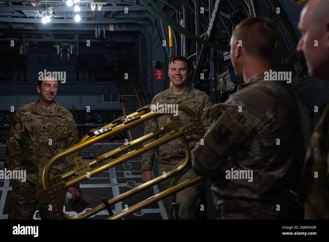 STATI UNITI Tour degli Airmen attraverso uno Stinger II AC-130W durante il tour autonomo di esposizione statica durante il Simposio 2022 dello Squadrone di supporto operativo (OSS) presso la base aeronautica di Cannon, N.M. Aprile 27, 2022. Il Simposio sullo Squadron di supporto operativo ha consentito ai comandanti Squadron e ai dirigenti senior di comunicare con i responsabili funzionali dell'Air Force Special Operations Command e della Headquarters Air Force per risolvere problemi complessi che interessano i loro set di missioni di supporto aeronautico sfaccettato. Foto Stock