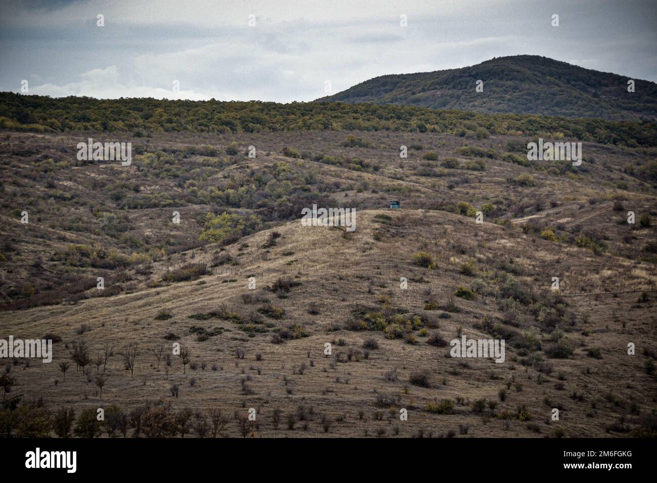 Il territorio occupato visto, che è controllato dalle forze militari russe. La linea occupazionale che divide il territorio della Georgia e la zona occupata dell'Ossezia meridionale dal 2008, i confini di fatto vengono spostati di anno in anno, e molte famiglie colpite da questo problema. L'occupazione russa è una processione continua, a Mejvriskhevi, Georgia, il 15 ottobre 2022. Sono passati 14 anni dalla seconda invasione della regione dell'Ossezia meridionale della Georgia. La seconda volta che le forze militari russe sequestrarono con successo il territorio, iniziò il suo riconoscimento come stato di fatto del Sud Foto Stock