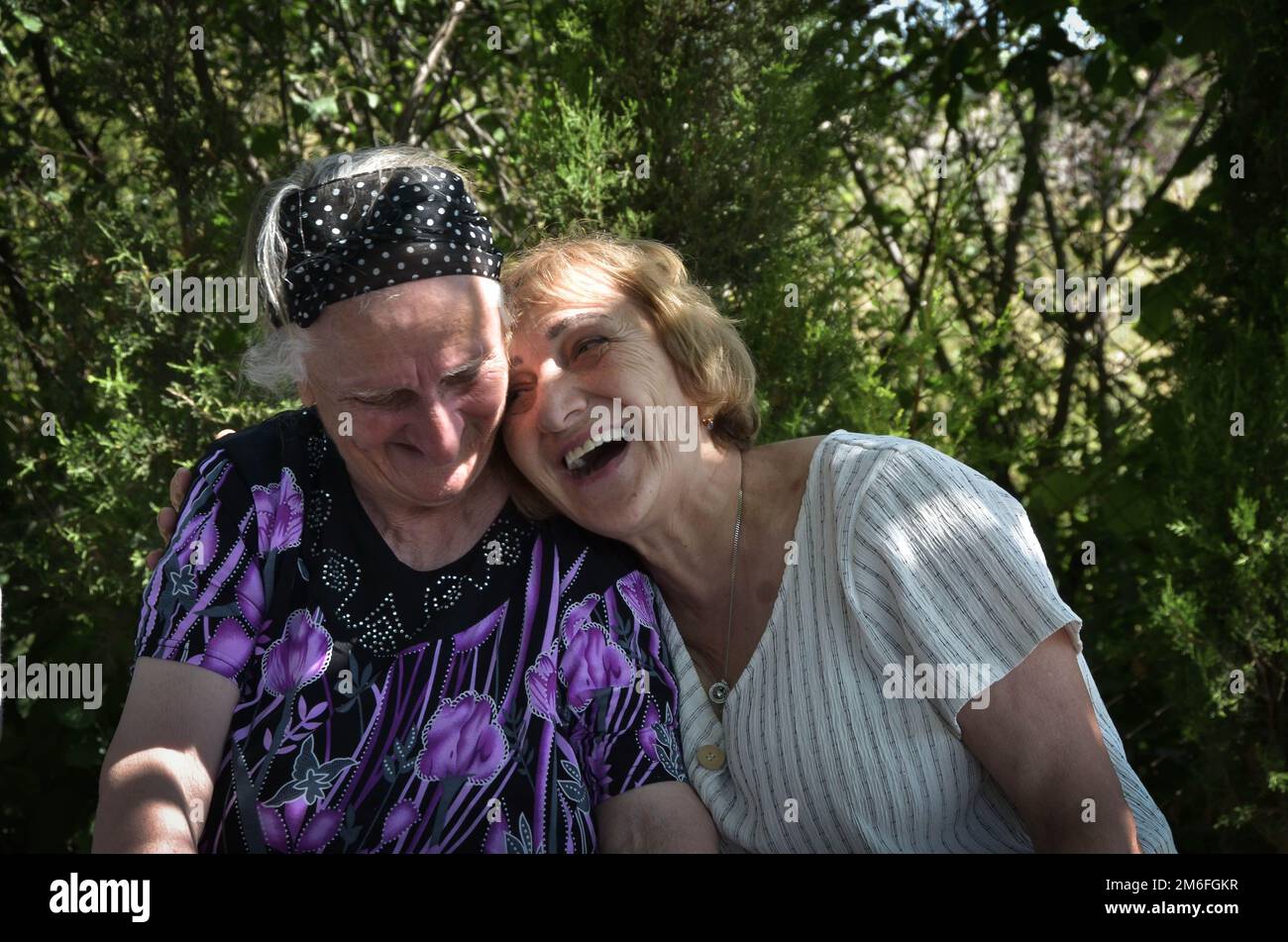 Luda salia (63), infermiera nella sua casa di riposo, che si prende cura delle persone più anziane. Come la sua casa si trova vicino alla linea professionale lontano da 50 metri. Come ha assistito a due guerre (nel 1991, caduta di Abkhazia) da allora non ha paura dei russi che stanno rapendo abitanti del villaggio sul territorio controllato georgiano, nel 2008, quando le forze armate russe hanno colto con successo la regione dell'Ossezia meridionale, a Khurvaleti, Georgia il 12 luglio 2022. Sono passati 14 anni dalla seconda invasione della regione dell'Ossezia meridionale della Georgia. La seconda volta che le forze militari russe hanno preso con successo il territorio, esso Foto Stock