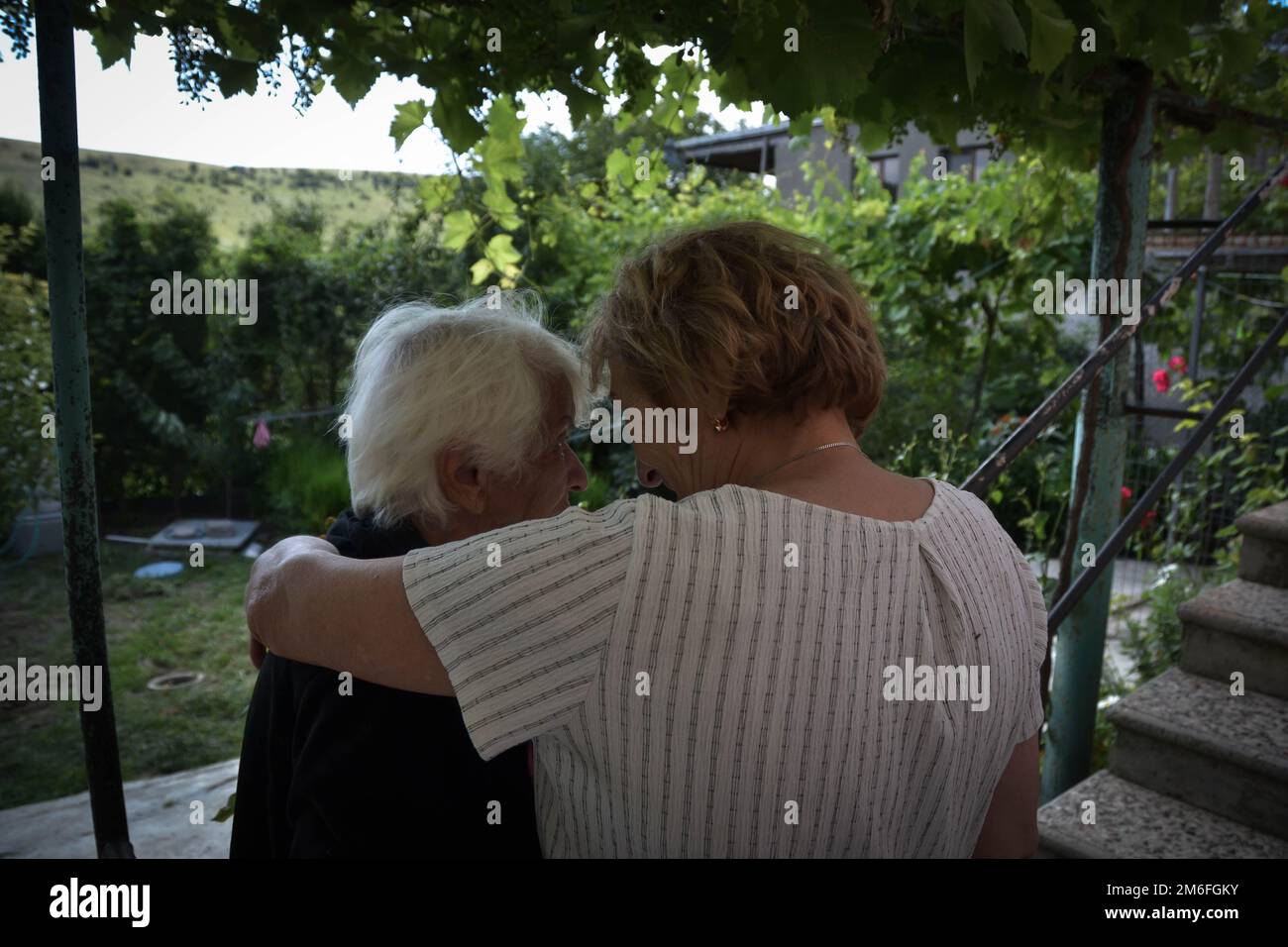 Luda salia (63), infermiera nella sua casa di riposo, che si prende cura delle persone più anziane. Come la sua casa si trova vicino alla linea professionale lontano da 50 metri. Come ha assistito a due guerre (nel 1991, caduta di Abkhazia) da allora non ha paura dei russi che stanno rapendo abitanti del villaggio sul territorio controllato georgiano, nel 2008, quando le forze armate russe hanno colto con successo la regione dell'Ossezia meridionale, a Khurvaleti, Georgia il 12 luglio 2022. Sono passati 14 anni dalla seconda invasione della regione dell'Ossezia meridionale della Georgia. La seconda volta che le forze militari russe hanno preso con successo il territorio, esso Foto Stock