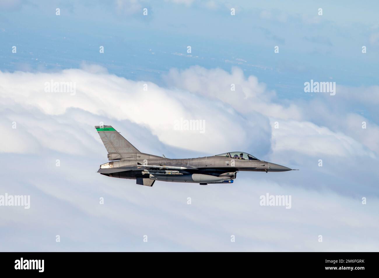 NEGLI STATI UNITI Air Force F-16 Fighting Falcon, assegnata alla 180th Fighter Wing della Guardia Nazionale dell'Ohio, vola sui cieli dell'Ohio nord-occidentale durante un test del sistema di allarme per il controllo aerospaziale, il 27 aprile 2022. Lo scopo dell'evento è di esercitare il coordinamento tra il settore della Difesa aerea orientale, la Federal Aviation Administration e il 180FW, mantenendo la sovranità aerea e la difesa aerea attraverso la sorveglianza e il controllo dello spazio aereo su Canada e Stati Uniti Foto Stock