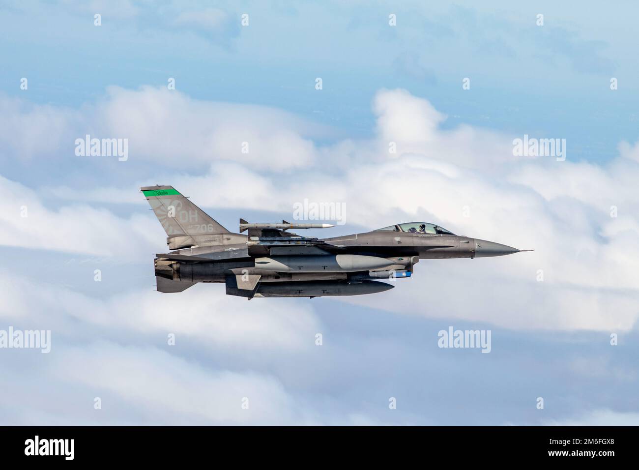 NEGLI STATI UNITI Air Force F-16 Fighting Falcon, assegnata alla 180th Fighter Wing della Guardia Nazionale dell'Ohio, vola sui cieli dell'Ohio nord-occidentale durante un test del sistema di allarme per il controllo aerospaziale, il 27 aprile 2022. Lo scopo dell'evento è di esercitare il coordinamento tra il settore della Difesa aerea orientale, la Federal Aviation Administration e il 180FW, mantenendo la sovranità aerea e la difesa aerea attraverso la sorveglianza e il controllo dello spazio aereo su Canada e Stati Uniti Foto Stock