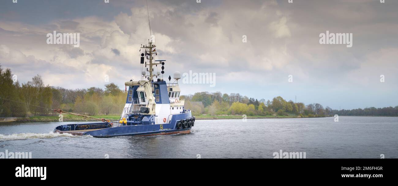 Grande rimorchiatore sul canale Kiel Foto Stock Grande rimorchiatore sul canale Kiel Foto Stock