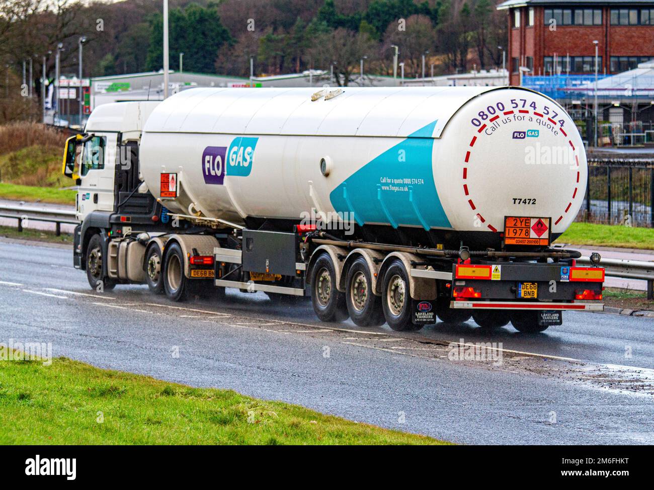 Dundee, Tayside, Scozia, Regno Unito. 4th Jan, 2023. Le notizie più recenti della Scozia: Gas Plunge significa denaro per British PM Sunak, ma non ancora sollievo per i consumatori. Il tetto massimo dell’OFGEM potrebbe scendere al di sotto del livello del £3.000 a partire dal luglio 2023, la popolazione scozzese potrebbe pagare solo £3 miliardi di dollari in sussidi nel prossimo anno fiscale, ma il costo della vita per i prezzi dei prodotti alimentari freschi è aumentato a un tasso record prima di Natale 2022. Le petroliere trasportano il loro trasporto lungo la strada a doppia carreggiata Dundee Kingsway West. Credit: Dundee Photographics/Alamy Live News Foto Stock