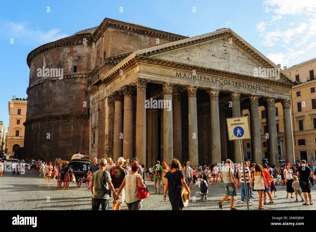Antico pantheon esterno diurno con piazza affollata a Roma, Italia Foto Stock