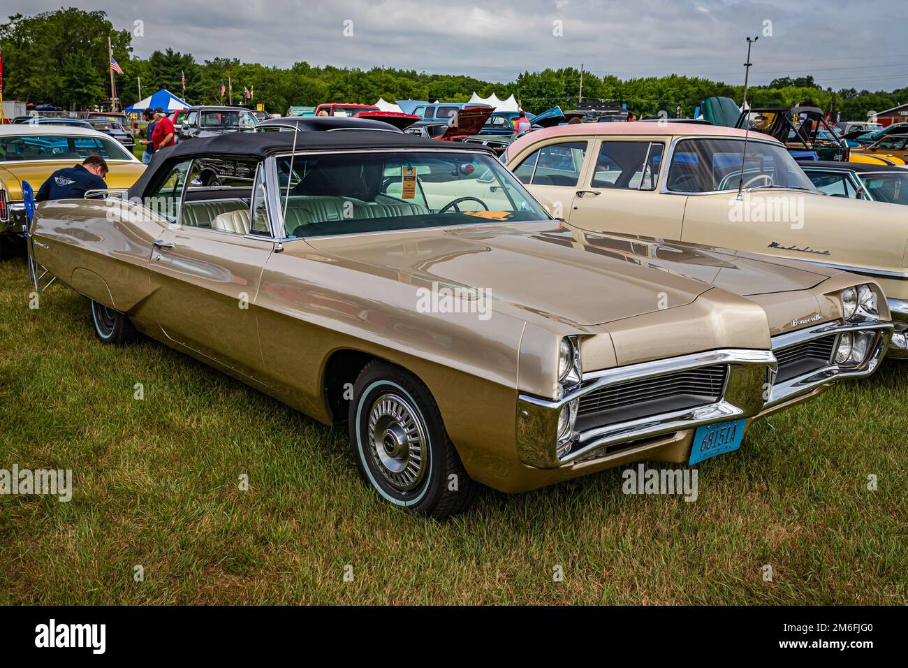 Iola, WI - 07 luglio 2022: Vista dall'alto dell'angolo anteriore di un Pontiac Bonneville Convertibile 1967 ad una fiera di automobili locale. Foto Stock