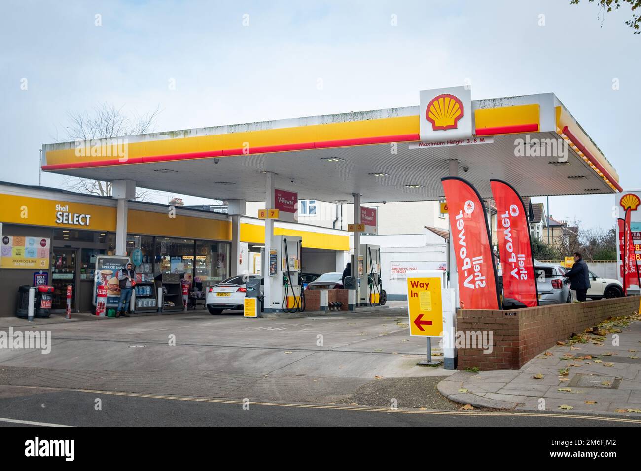 Londra - Dicembre 2022: Stazione di servizio Shell e filiale del minimarket Shell Select a Richmond, sud-ovest di Londra Foto Stock