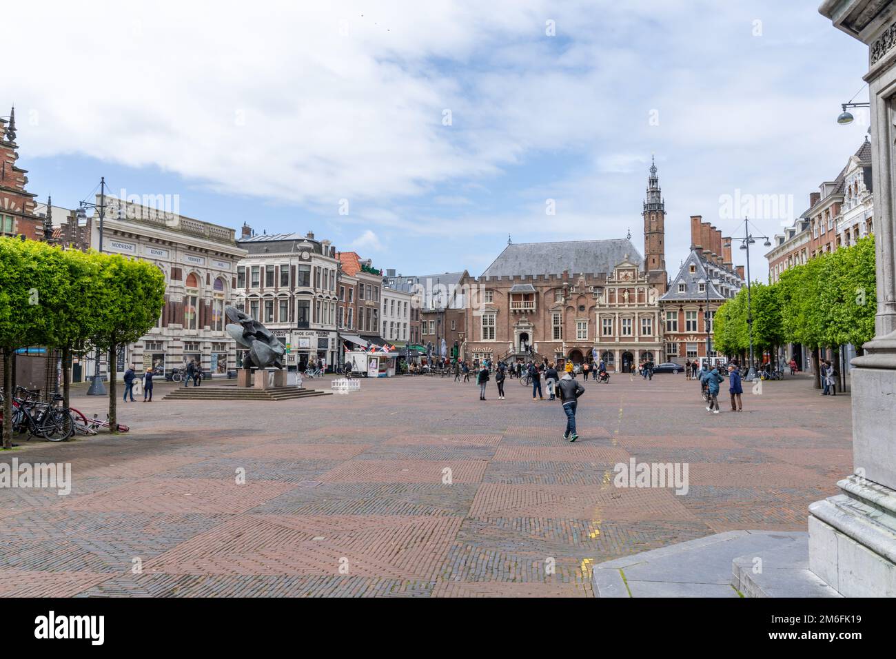 Vista sulla trafficata Piazza Grote Markt nel centro storico di Haarlem Foto Stock