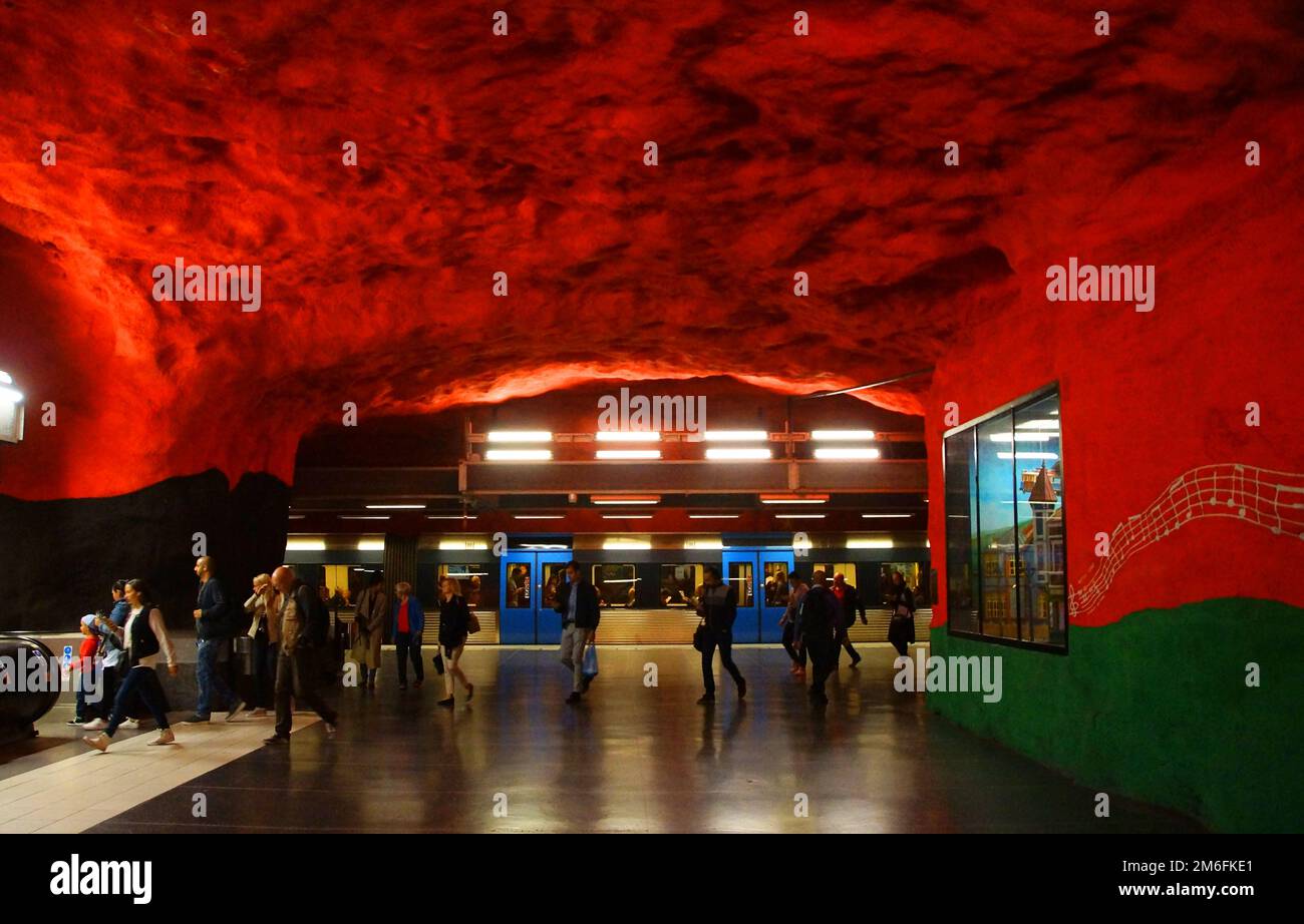 Frammento dell'interno della stazione della metropolitana di Solna centrum Foto Stock