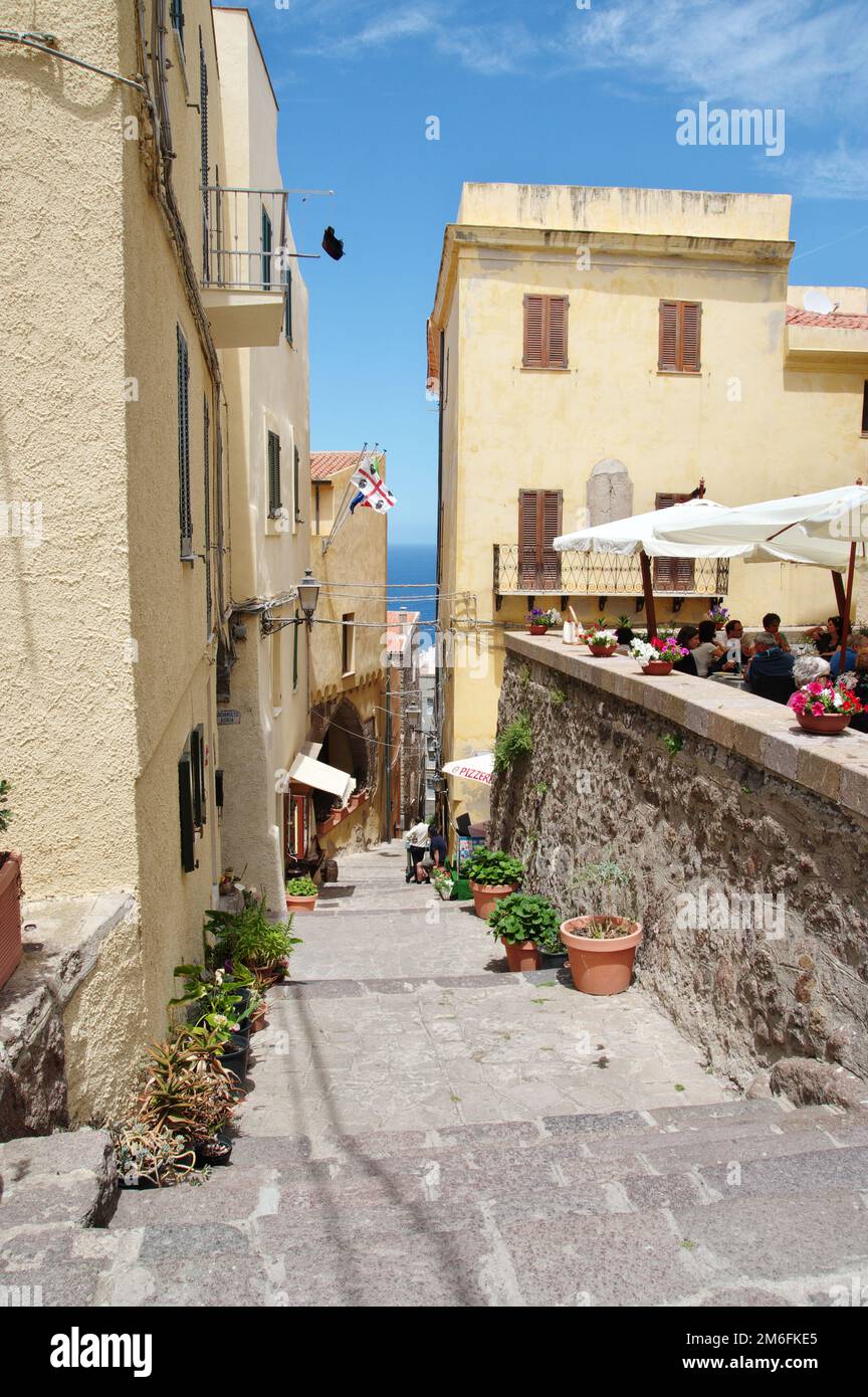 Vicolo nel centro storico di Castelsardo - Sardegna Foto Stock