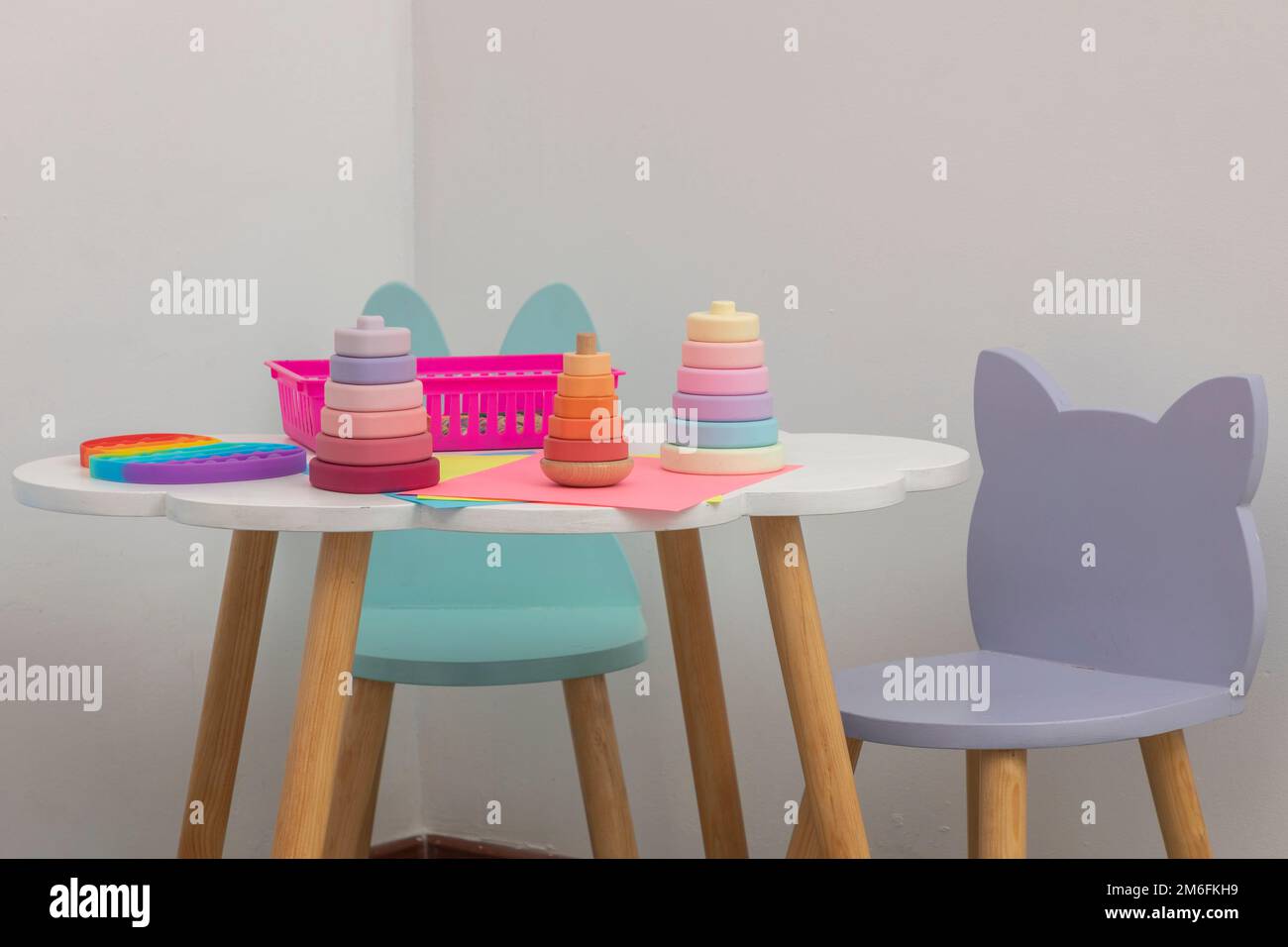 Tavolo da lavoro per bambini in un ufficio pediatrico, con pastelli da disegno e giocattoli ricreativi. Foto Stock