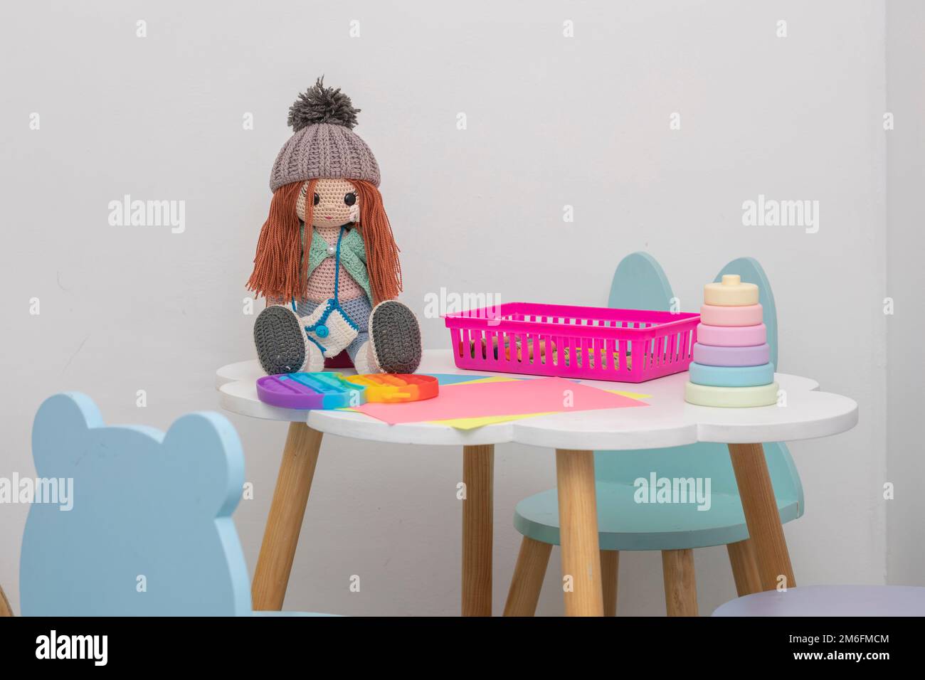 Straccio bambola su un tavolo da lavoro per bambini, in un ufficio pediatrico. Foto Stock