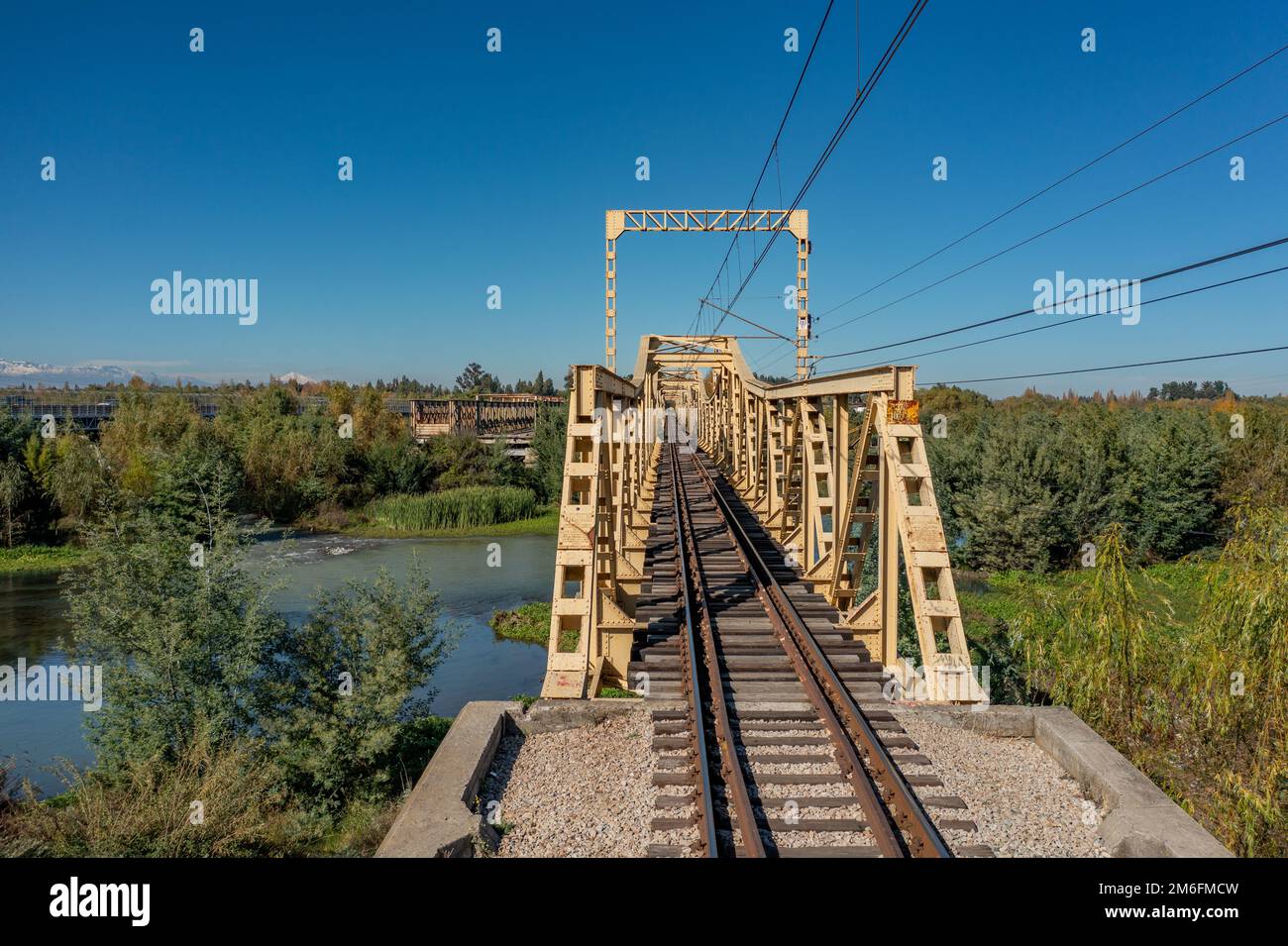 Vista aerea del ponte ferroviario sopra un fiume nella regione di Maule, Cile. Vista dall'alto della ferrovia dal drone Foto Stock