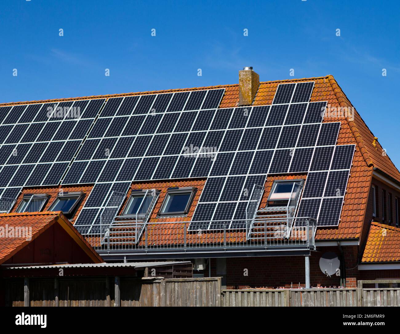 Tetto con impianto fotovoltaico Foto Stock