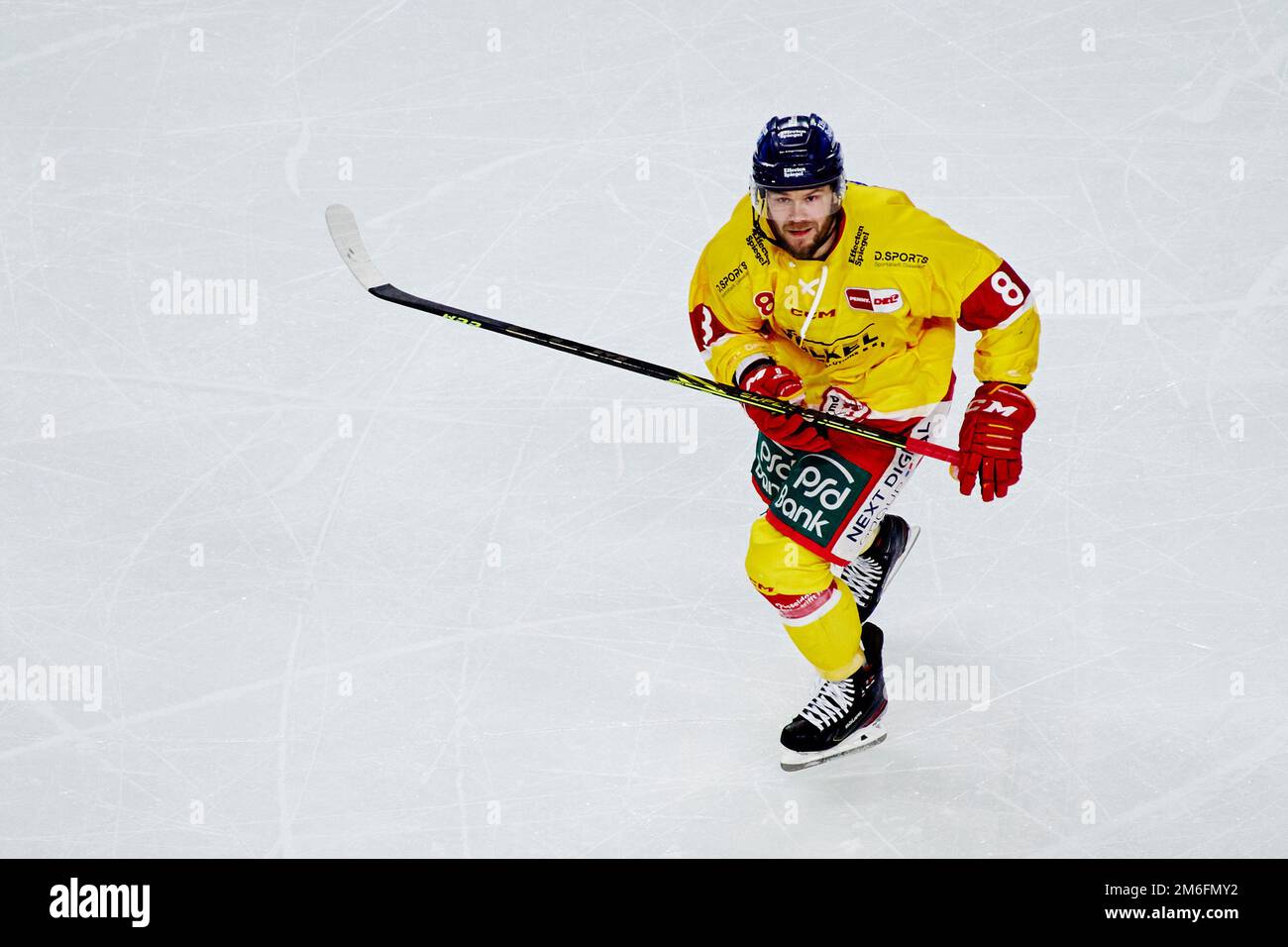 COLONIA, GERMANIA - 2 GENNAIO 2023: Partita di hockey DEL Kölner Haie - Düsseldorfer EG Foto Stock