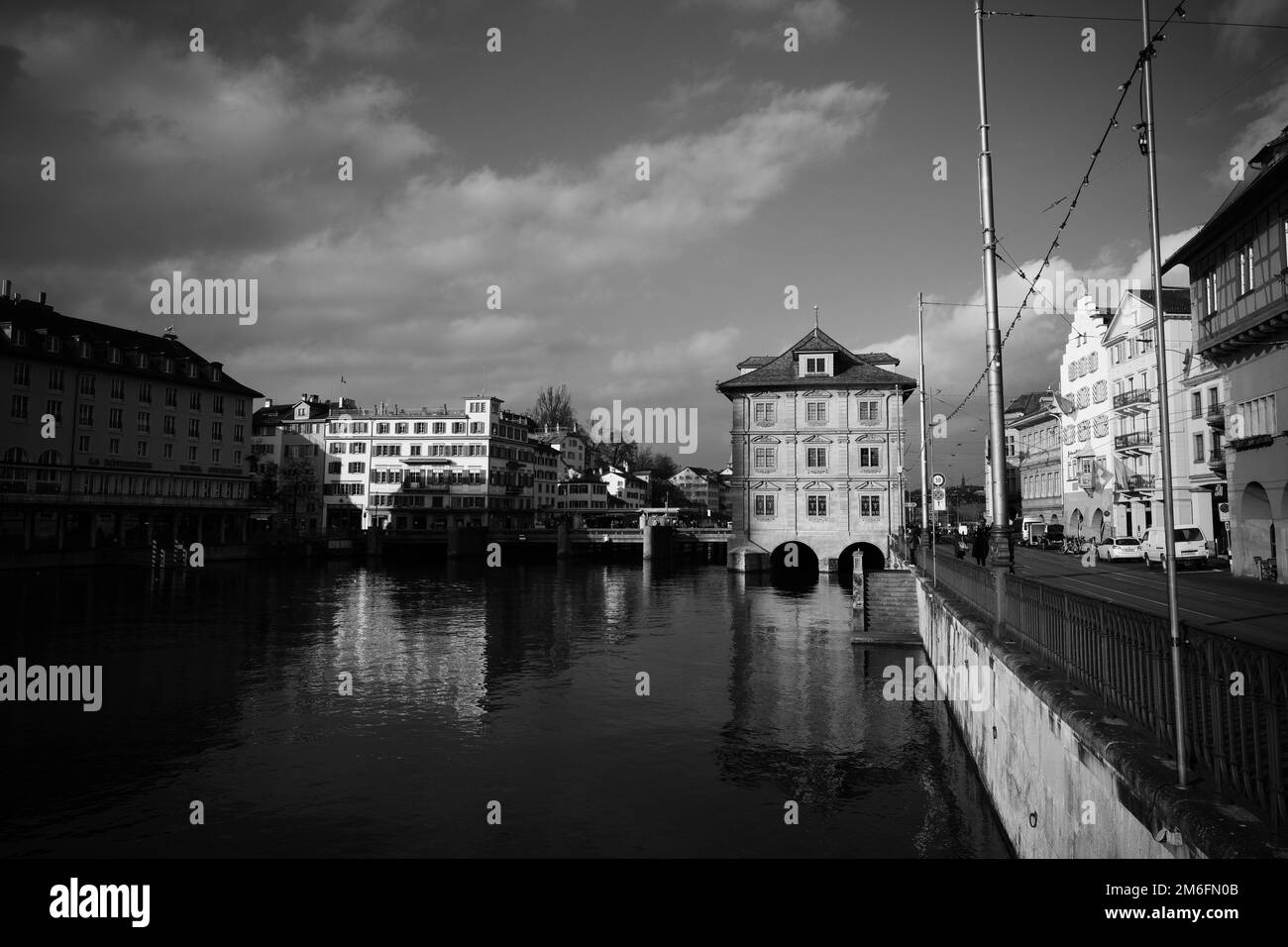Un'immagine in scala di grigi del fiume e degli edifici di Limmatquai, Zurigo Svizzera Foto Stock
