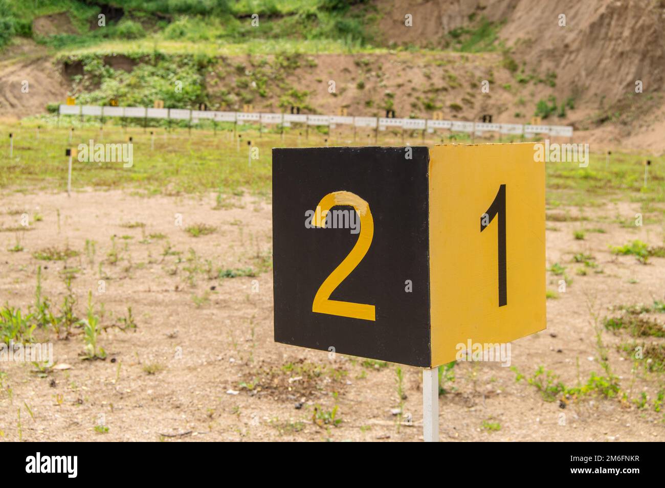 Il segno della pietra miliare sportiva con i numeri 1,2 sul campo di tiro allenamento, all'aperto, Altai, Belokurikha Foto Stock