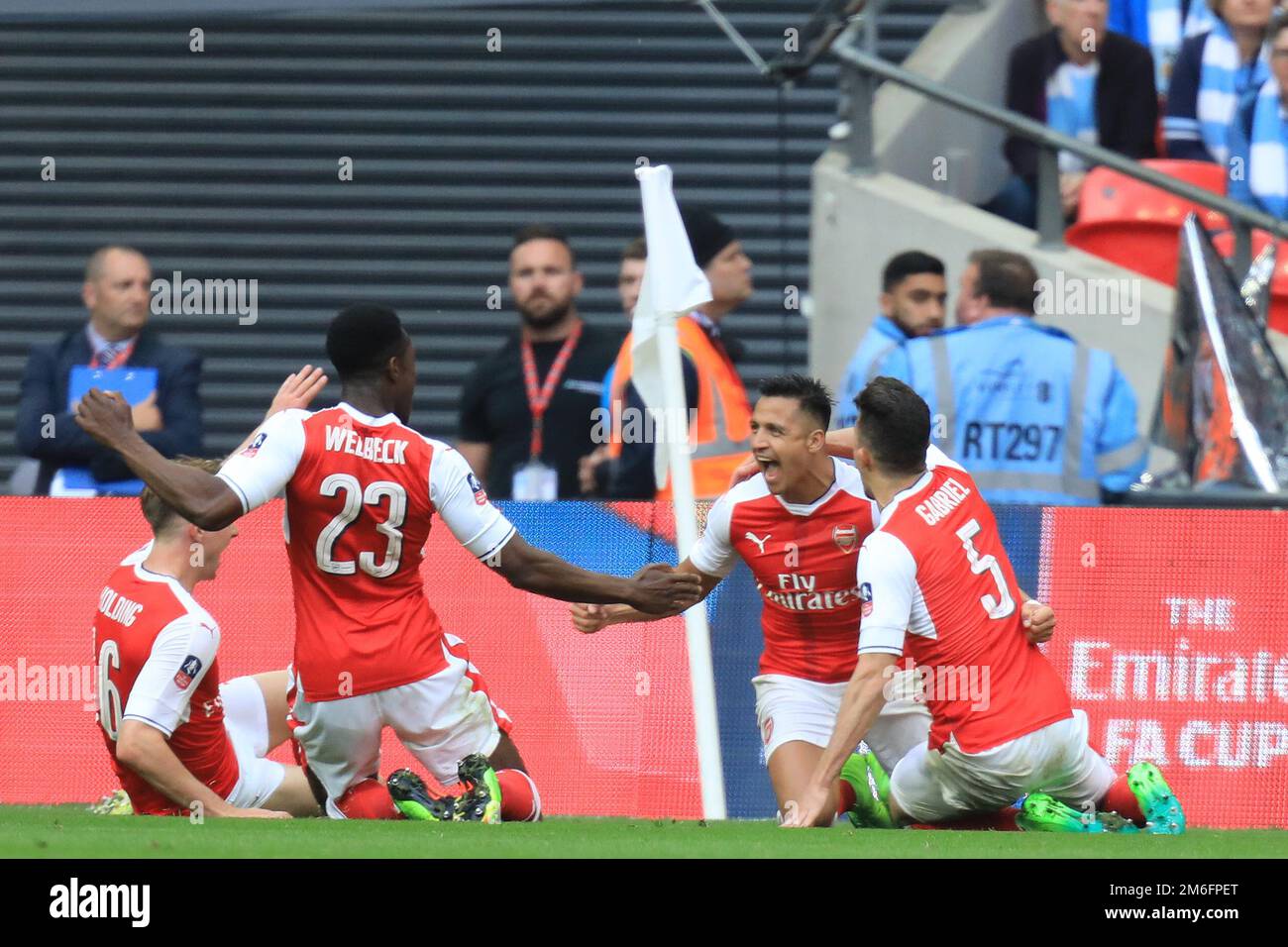 Alexis Sanchez di Arsenal festeggia dopo aver segnato come lo fa 2-1 - Arsenal contro Manchester City, The Emirates fa Cup semi Final, Wembley Stadium, Londra - 23rd aprile 2017. Foto Stock