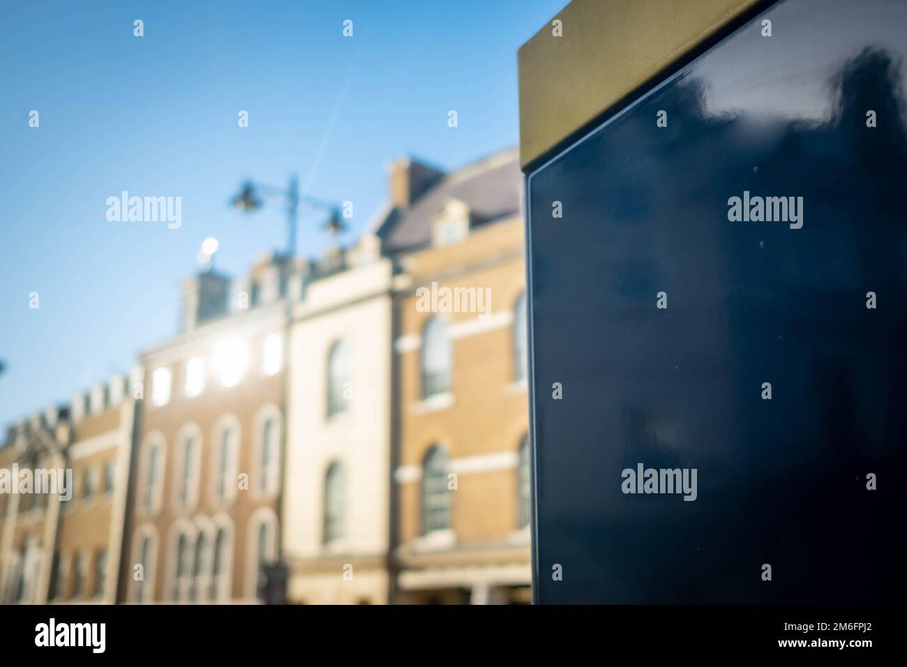 Simbolo vuoto con spazio per il testo sullo sfondo del centro della città Foto Stock