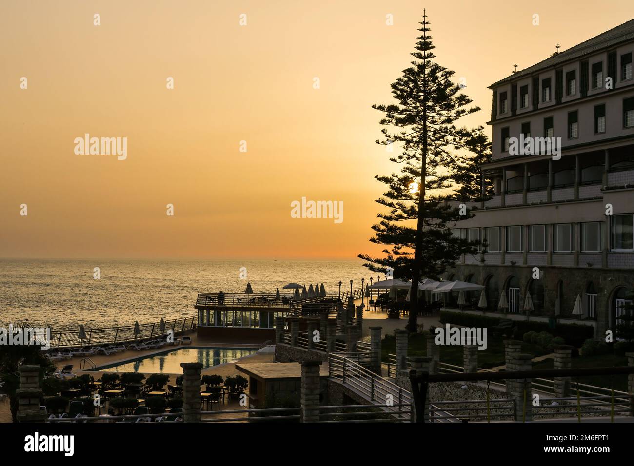 Un cielo dorato tramonto sull'Hotel Vila Gale nel villaggio di Ericeira, Portogallo Foto Stock