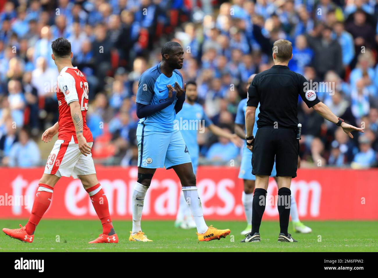 Yaya Toure di Manchester City mette in discussione la decisione degli arbitri - Arsenal contro Manchester City, semifinale della Emirates fa Cup, Wembley Stadium, Londra - 23rd aprile 2017. Foto Stock