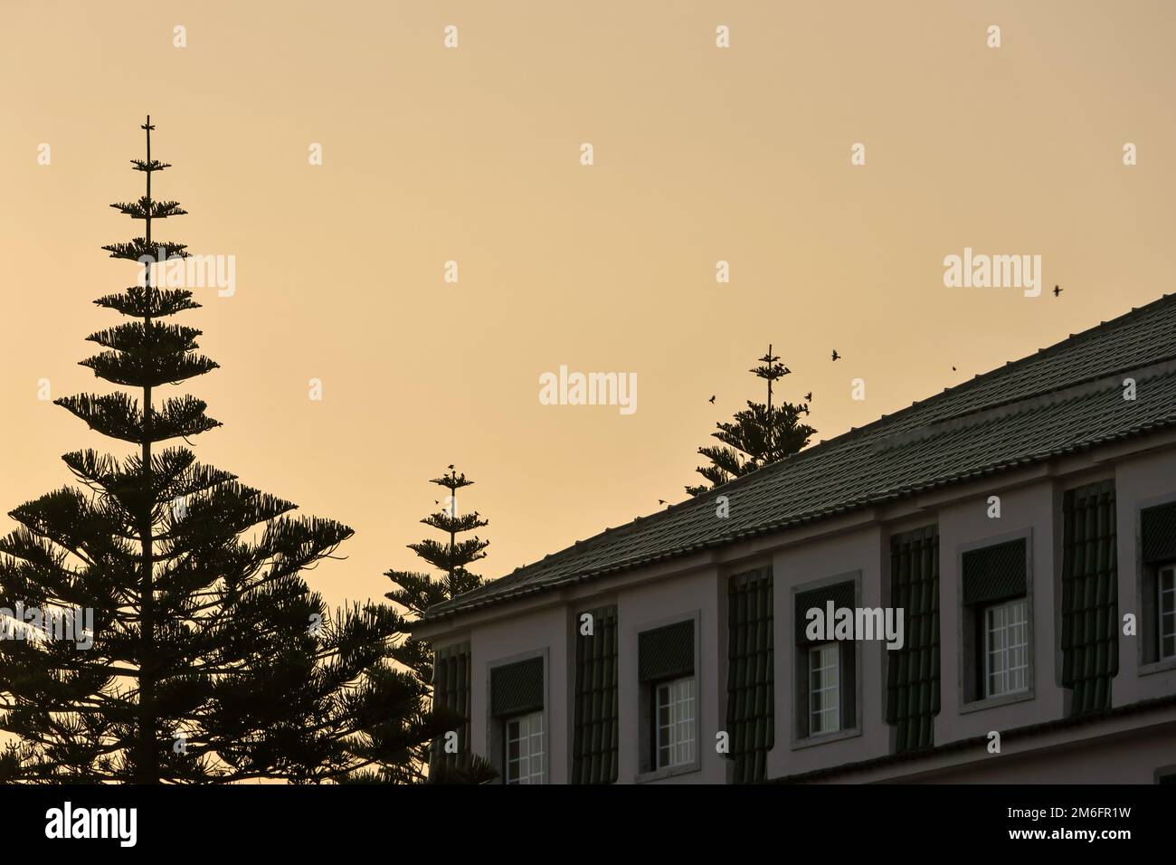 Un cielo dorato tramonto sull'Hotel Vila Gale nel villaggio di Ericeira, Portogallo Foto Stock