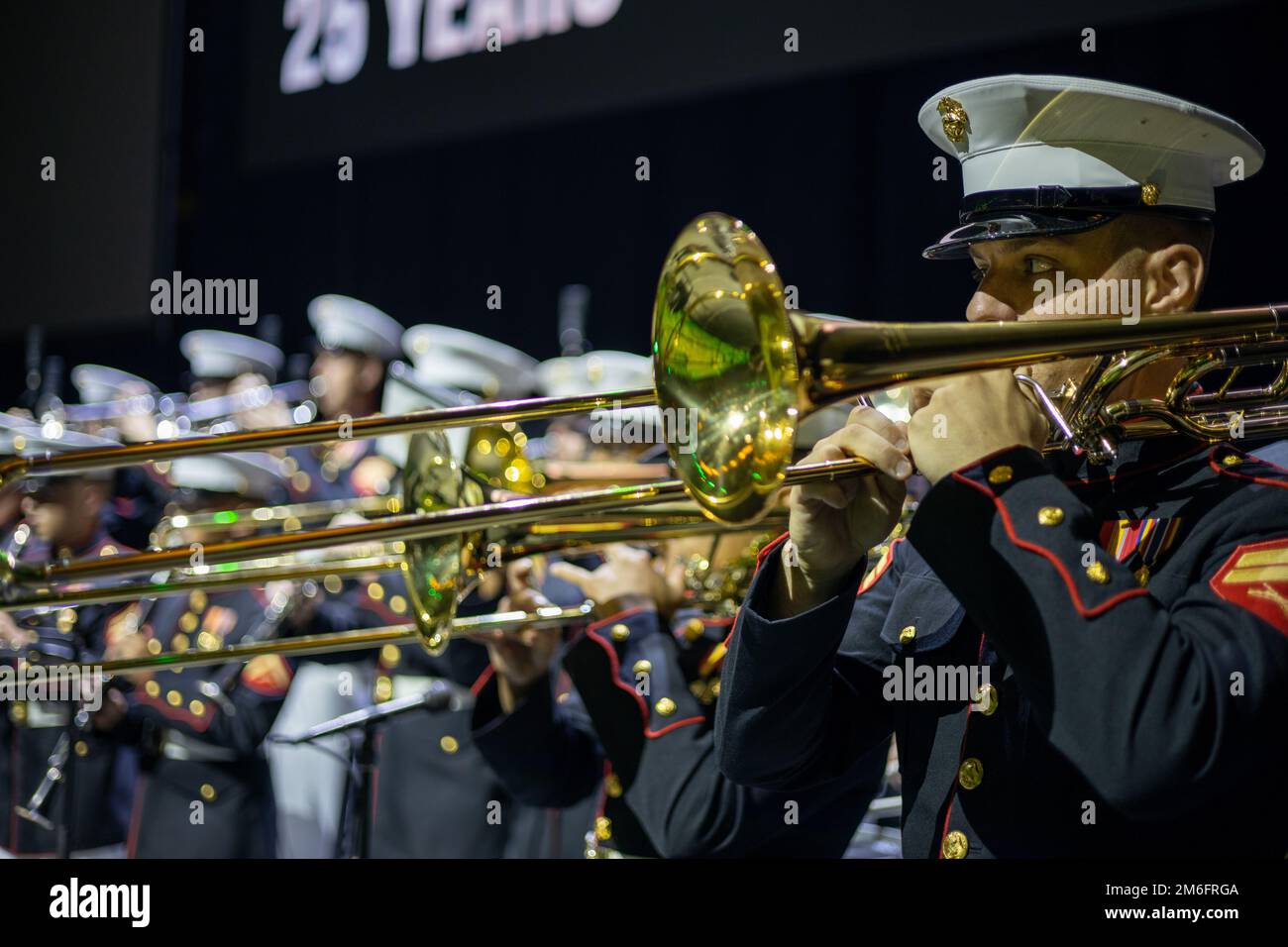 STATI UNITI I Marines con la Marine Forces Reserve Band (MFR) si esibiscono presso la Scope Arena for Virginia International Tattoo 2022 (VIT) a Norfolk, Virginia, il 27 aprile 2022. Il Virginia International Tattoo è un tatuaggio militare che ha avuto inizio nel 1997 ed è l'evento più importante del Virginia Arts Festival. Il Tattoo mette in mostra oltre 1.000 artisti provenienti da otto nazioni diverse, celebrando il patrimonio militare e musicale di tutto il mondo. Foto Stock