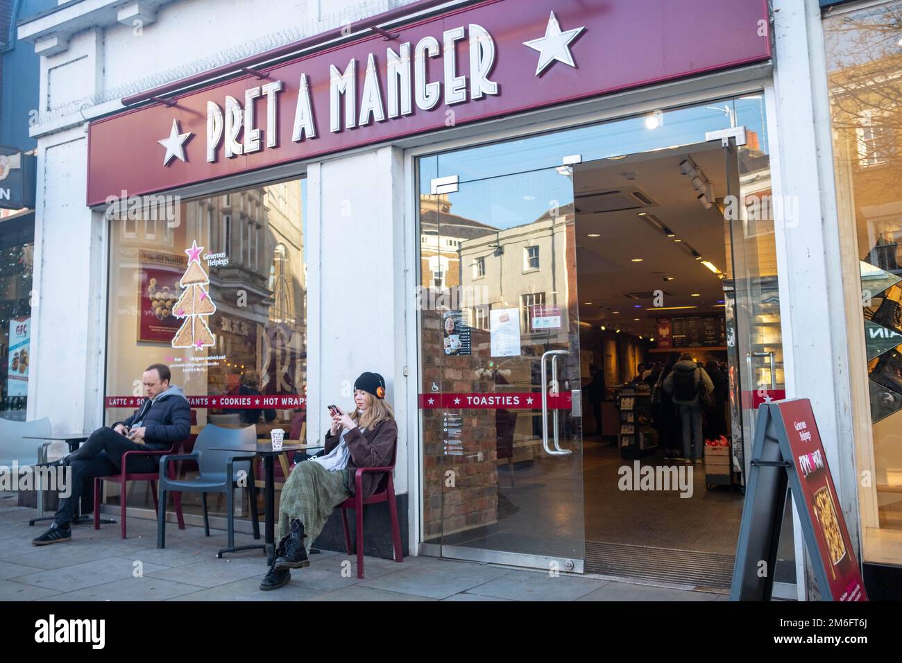 Londra - Dicembre 2022: Pret una filiale di Manger a Richmond, una catena di paninoteca internazionale britannica Foto Stock Londra - Dicembre 2022: Pret una filiale di Manger a Richmond, una catena di paninoteca internazionale britannica Foto Stock