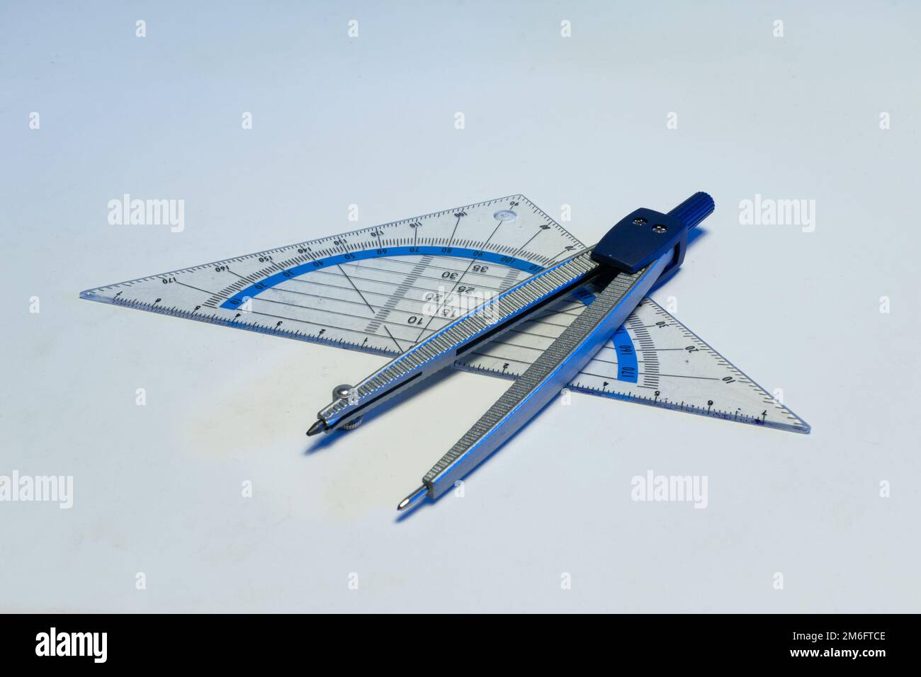 Il triangolo geografico e la bussola da disegno utilizzati dagli studenti nella classe di matematica Foto Stock