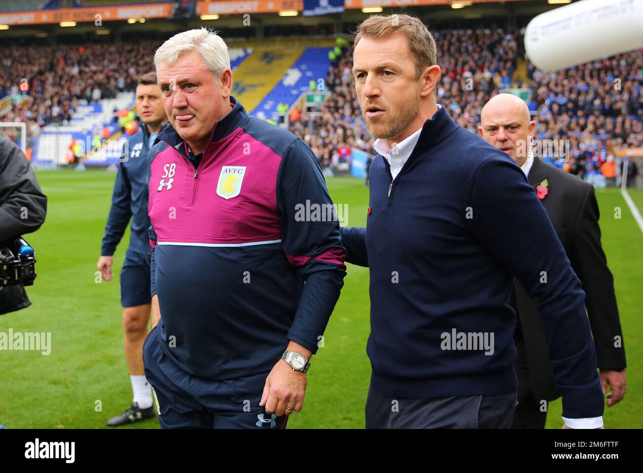 Manager di Birmingham City, Gary Rowett e Manager di Aston Villa, Steve Bruce emerge in campo prima della partita - Birmingham City contro Aston Villa, Sky Bet Championship, St Andrew's, Birmingham - 30th ottobre 2016. Foto Stock