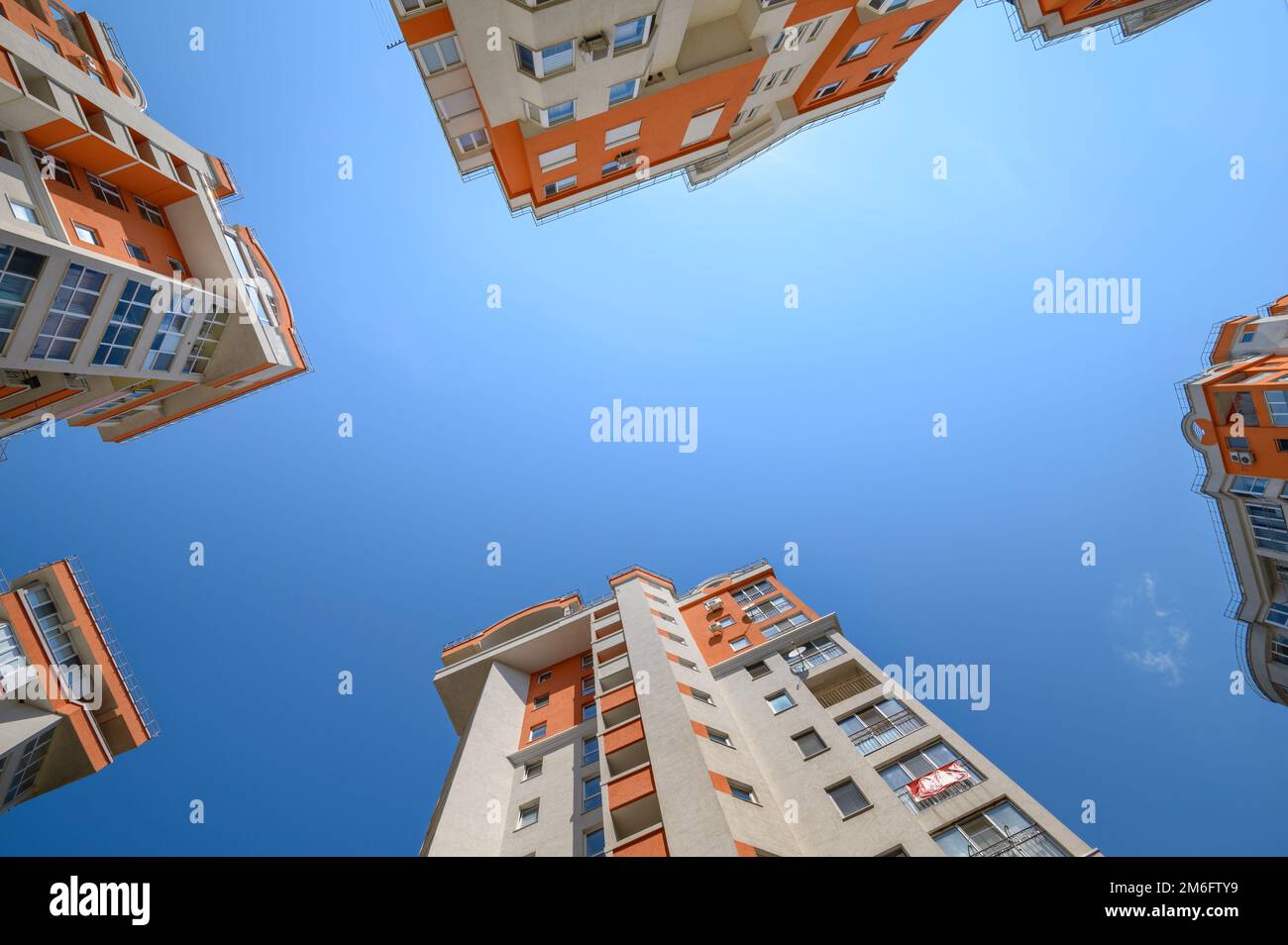 Nuovi e moderni edifici di appartamenti sparati dal basso Foto Stock