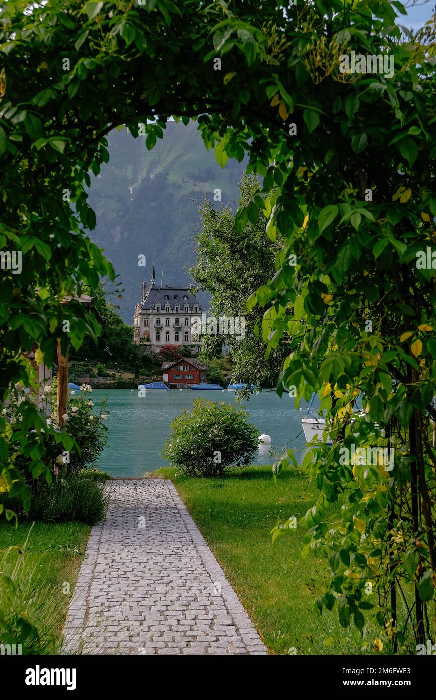 Seeburg - ex castello sul lago di Brienz nel villaggio svizzero di Iseltwald, Svizzera. In un piccolo e pittoresco villaggio nella Brienz la Foto Stock