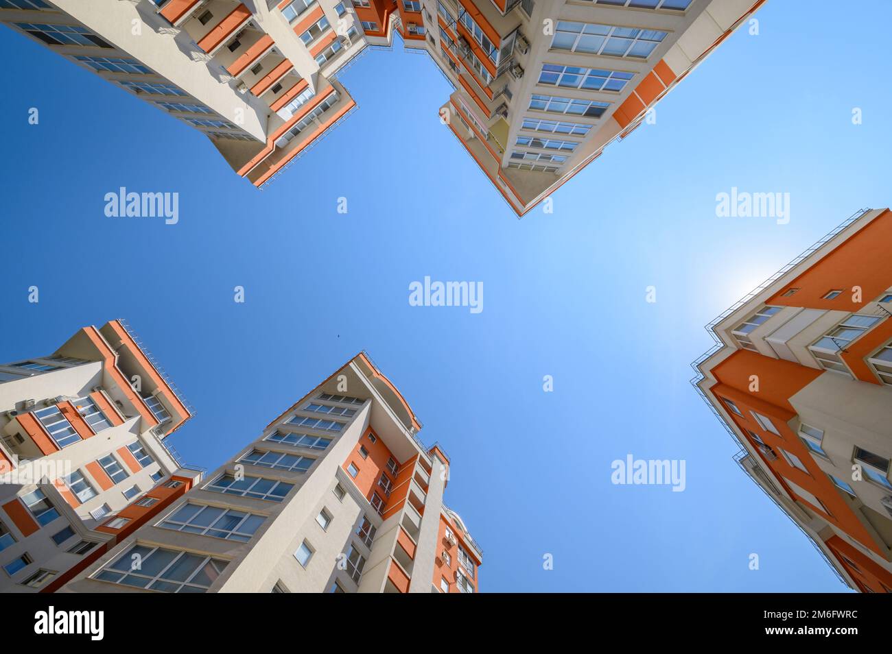 Nuovi e moderni edifici di appartamenti sparati dal basso Foto Stock