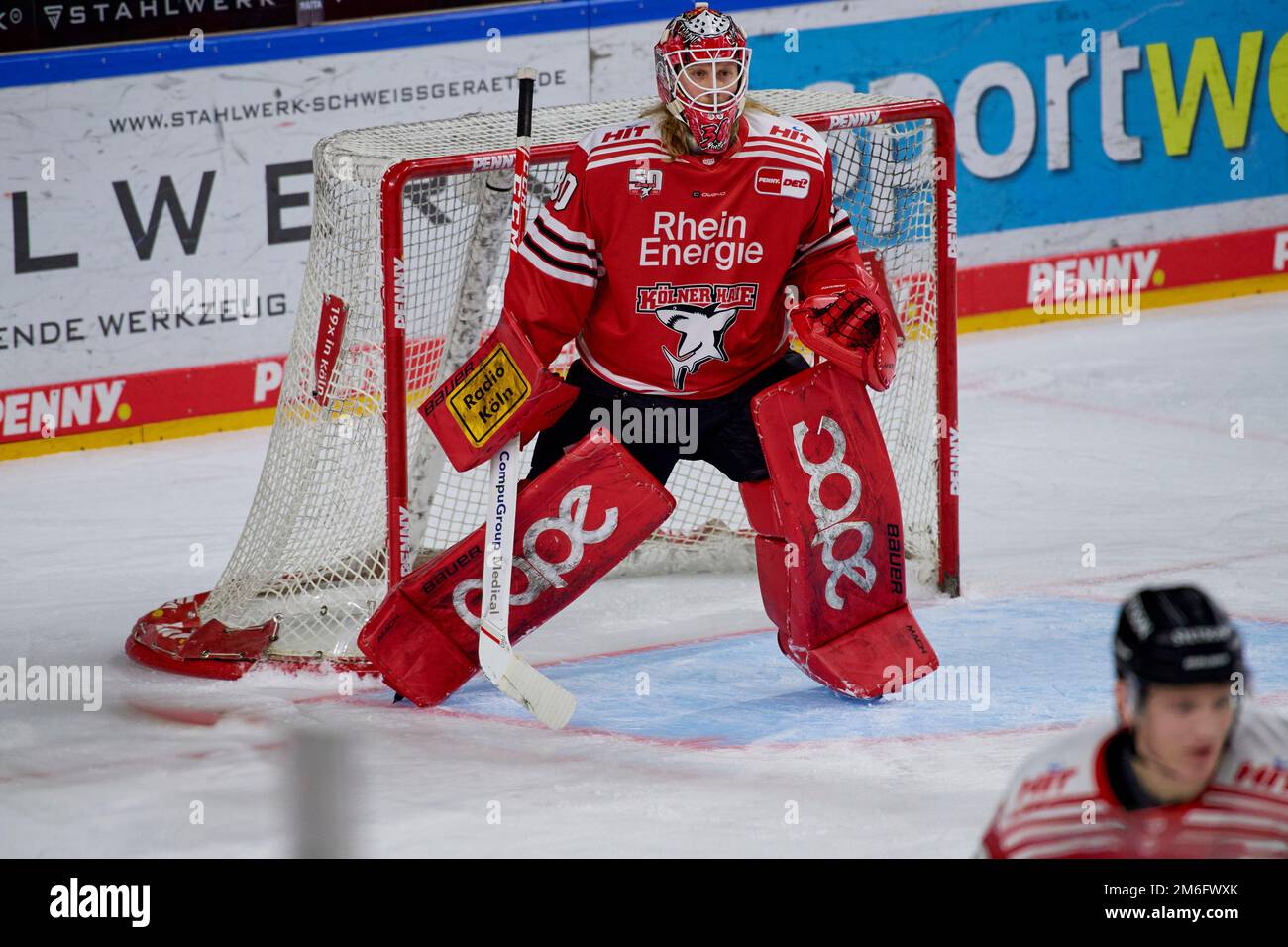 COLONIA, GERMANIA - 2 GENNAIO 2023: Partita di hockey DEL Kölner Haie - Düsseldorfer EG Foto Stock