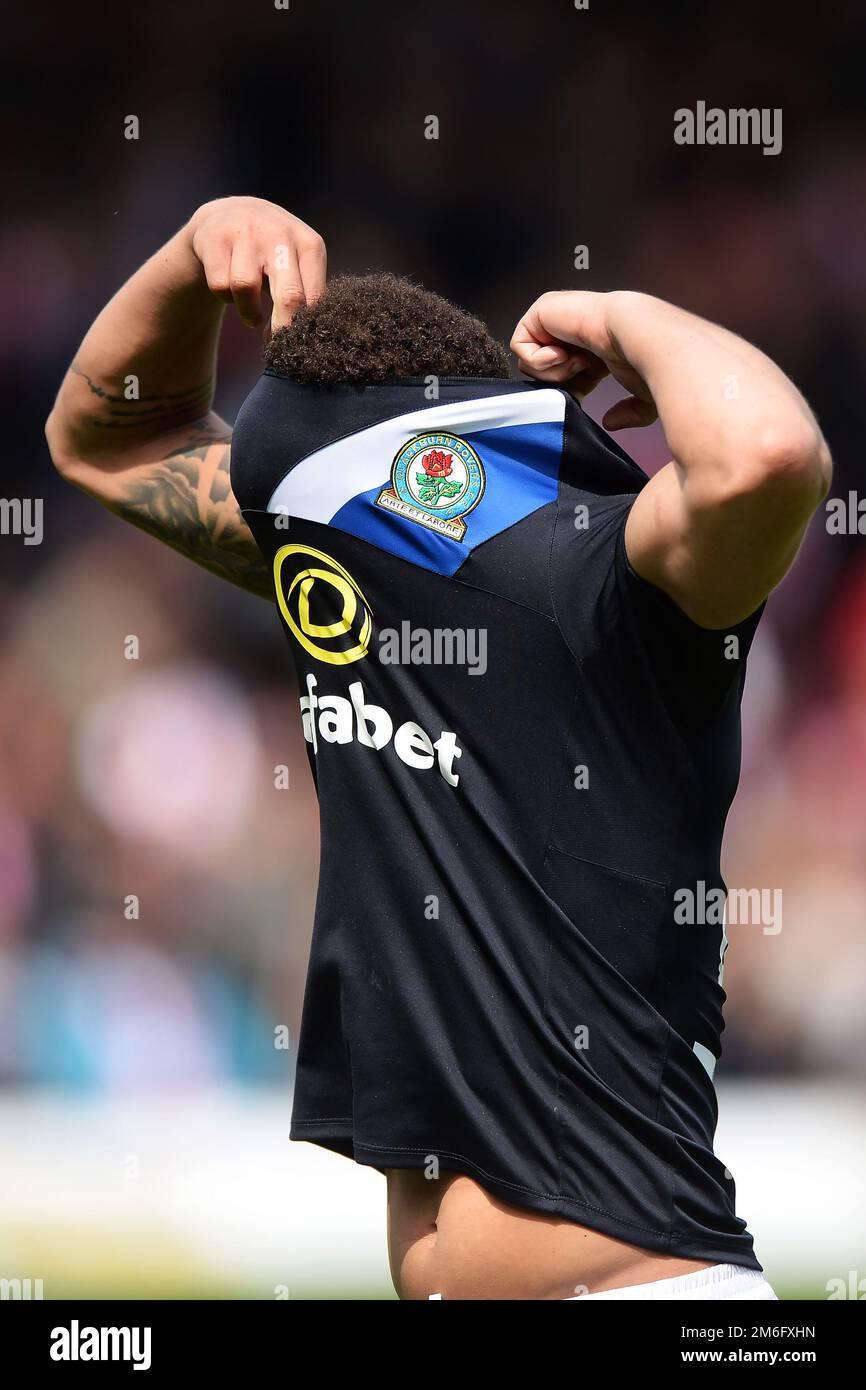 Elliott Bennett di Blackburn Rovers toglie la sua camicia dopo aver lasciato il campo calato dopo che il suo fianco è stato relegato - Brentford v Blackburn Rovers, Sky Bet Championship, Griffin Park, Londra - 7th maggio 2017. Foto Stock