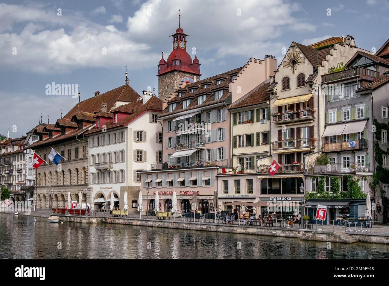 Splendida vista sul centro storico di Lucerna - edifici medievali sul lungofiume - Cantone di Lucerna, Svizzera Foto Stock