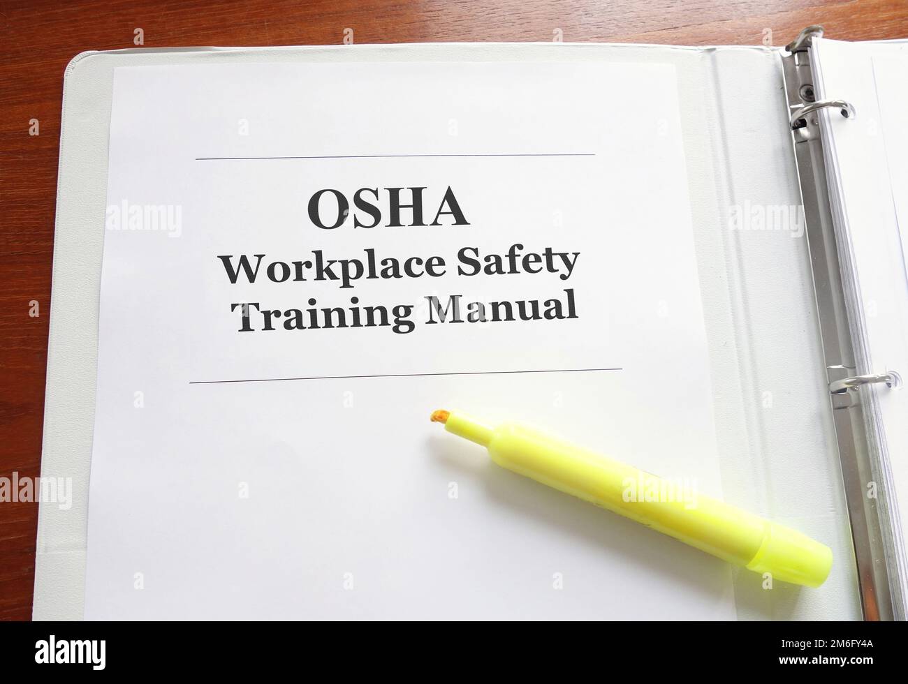 Manuale OSHA (Ocuupational Safety and Health Administration) su una scrivania -- concetto di ambiente di lavoro sicuro Foto Stock