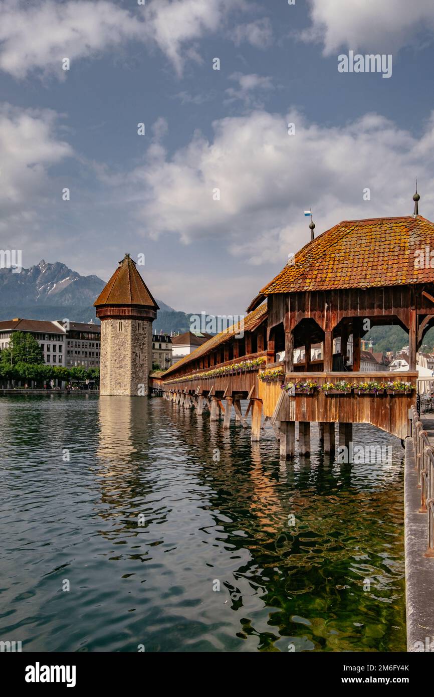 Vista panoramica del centro di Lucerna con il famoso Ponte della Cappella e il lago - Cantone di Lucerna, Svizzera - KapellbrÃ¼cke è t Foto Stock