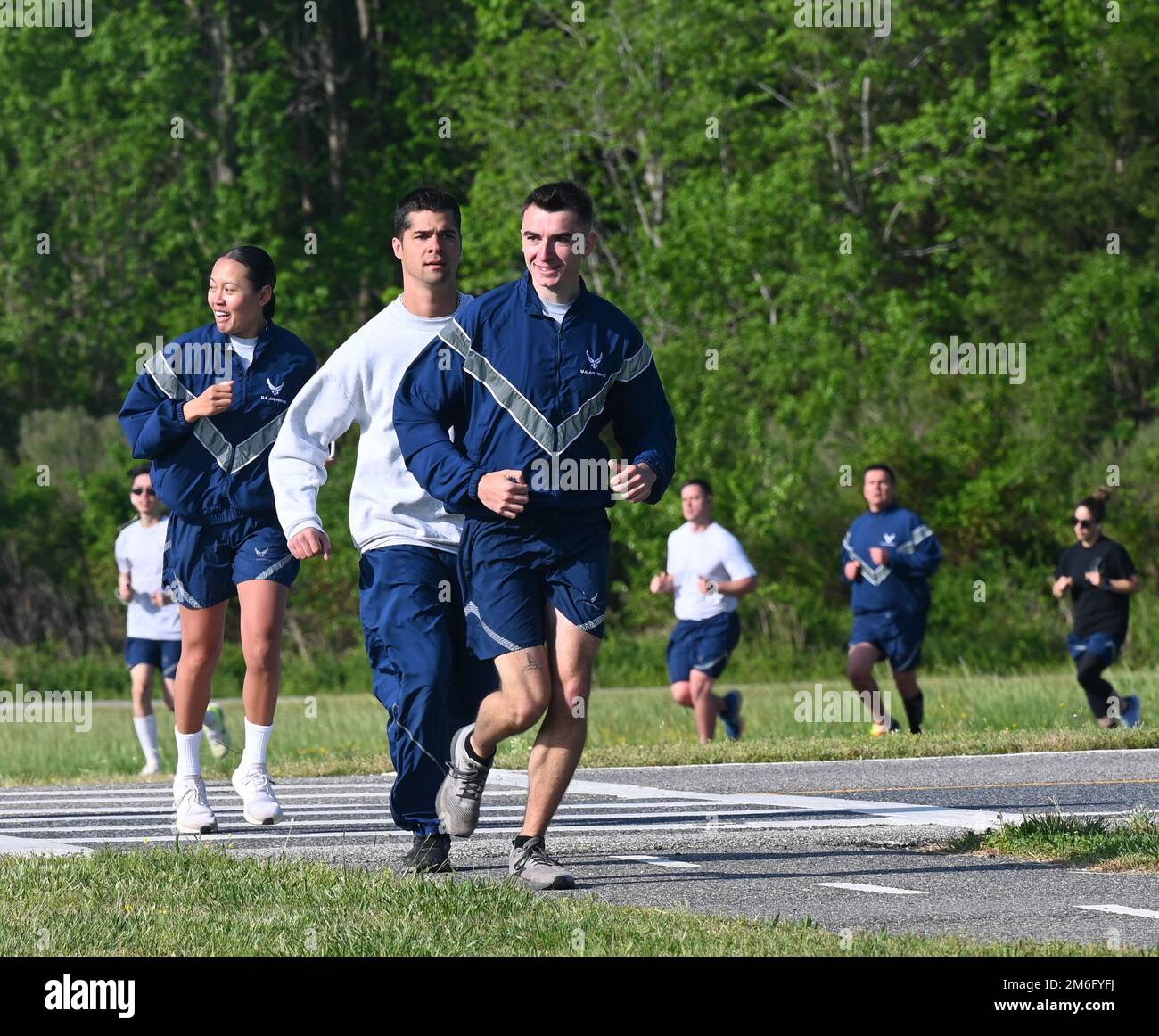 Un Airman del 83D Network Operations Squadron si pone come guardia stradale durante la Ransom Run presso la base comune di Langley-Eustis, Virginia, 27 aprile 2022. Circa 130 Airmen hanno partecipato al Ransom Run di quest’anno, che è stato il 11th° anno di hosting di JBLE. Foto Stock Un Airman del 83D Network Operations Squadron si pone come guardia stradale durante la Ransom Run presso la base comune di Langley-Eustis, Virginia, 27 aprile 2022. Circa 130 Airmen hanno partecipato al Ransom Run di quest’anno, che è stato il 11th° anno di hosting di JBLE. Foto Stock