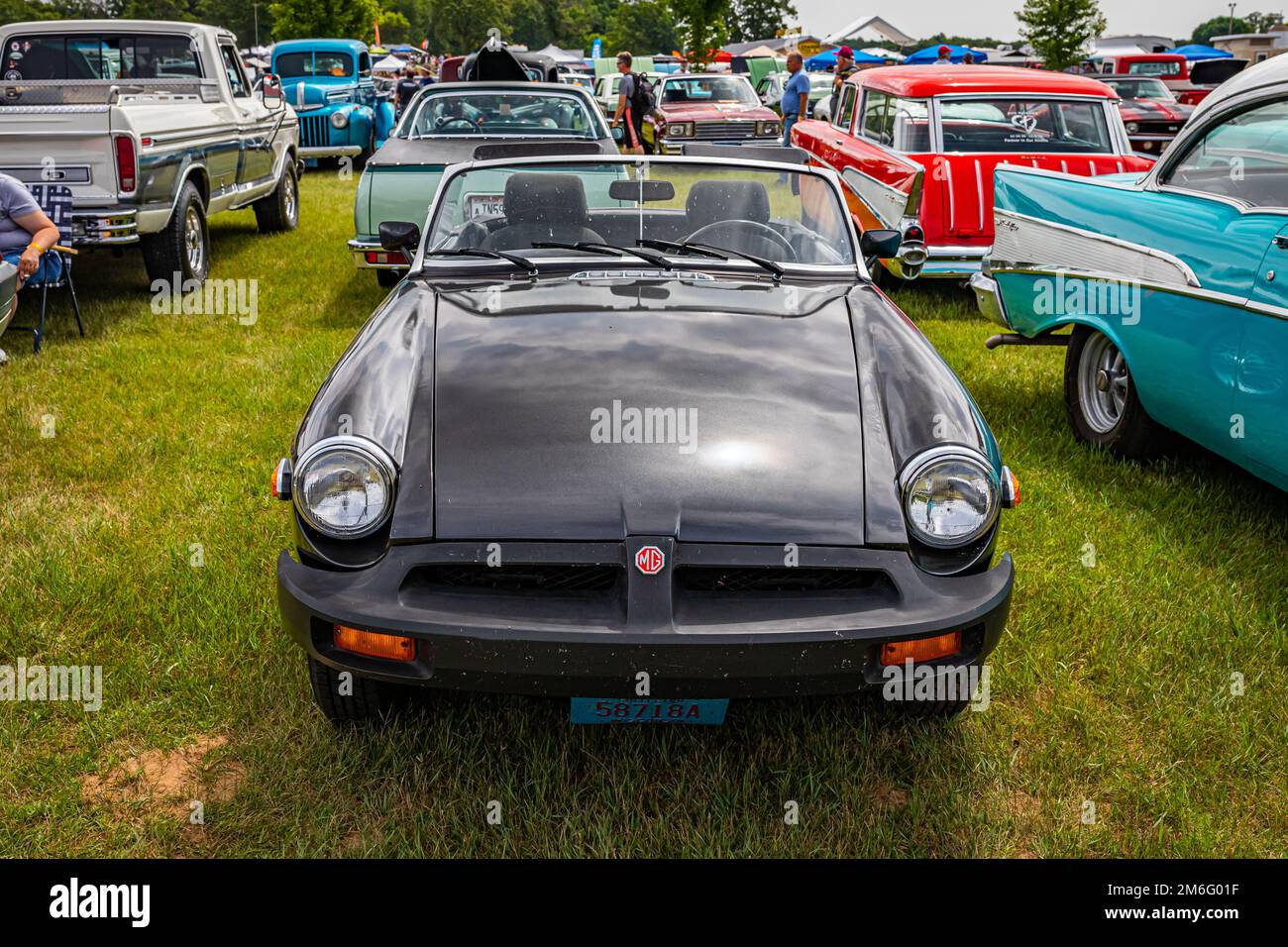Iola, WI - 07 luglio 2022: Vista frontale in prospettiva di un veicolo da 1980 MG MGB Convertible Roadster in occasione di una fiera automobilistica locale. Foto Stock