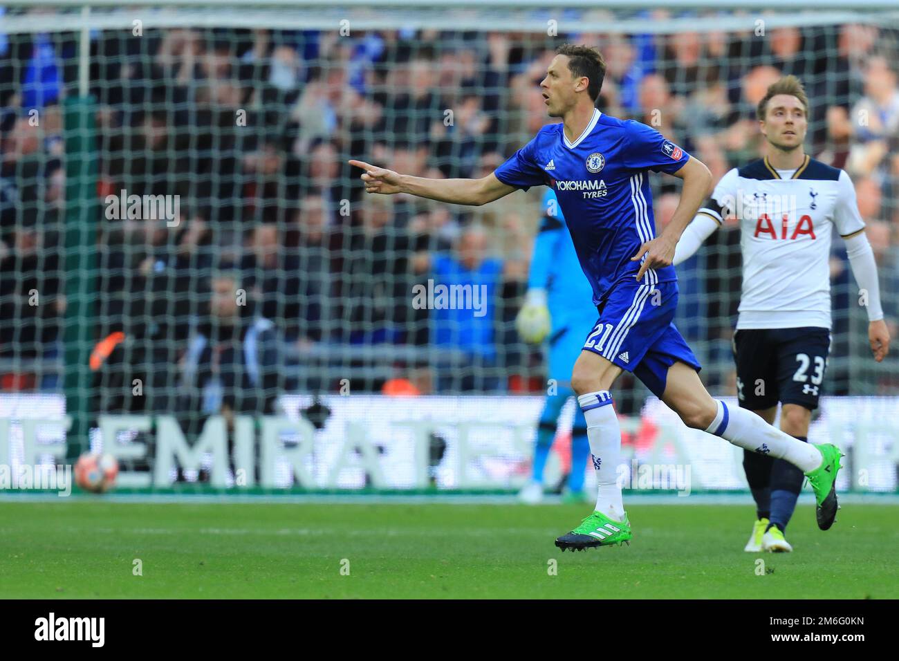 Nemanja Matic di Chelsea festeggia dopo aver segnato come lo fa 4-2 - Chelsea v Tottenham Hotspur, The Emirates fa Cup semi Final, Wembley Stadium, Londra - 22nd aprile 2017. Foto Stock