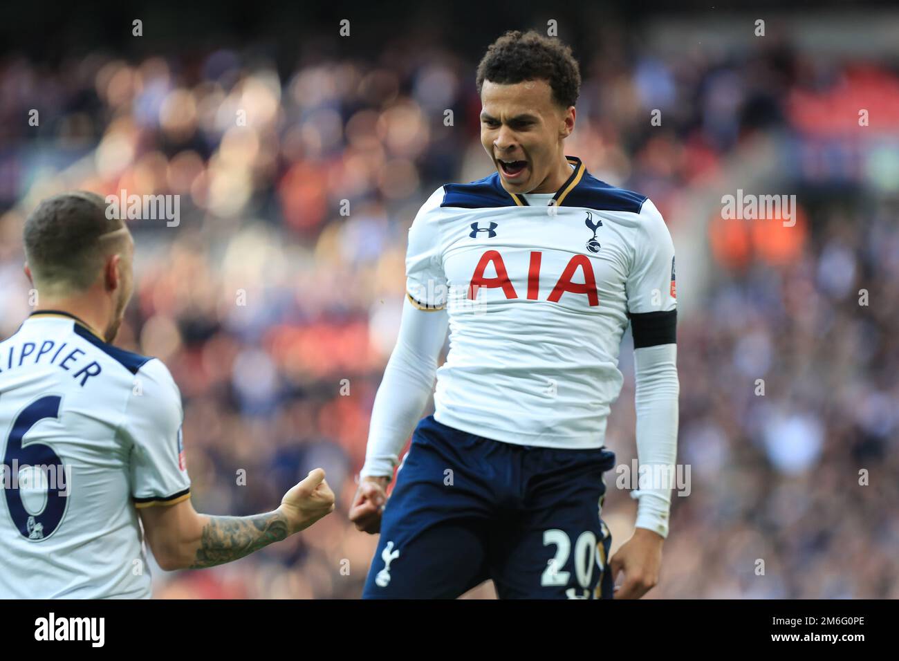 DELE Alli di Tottenham Hotspur festeggia dopo aver segnato come lo fa 2-2 - Chelsea v Tottenham Hotspur, The Emirates fa Cup semi Final, Wembley Stadium, Londra - 22nd aprile 2017. Foto Stock