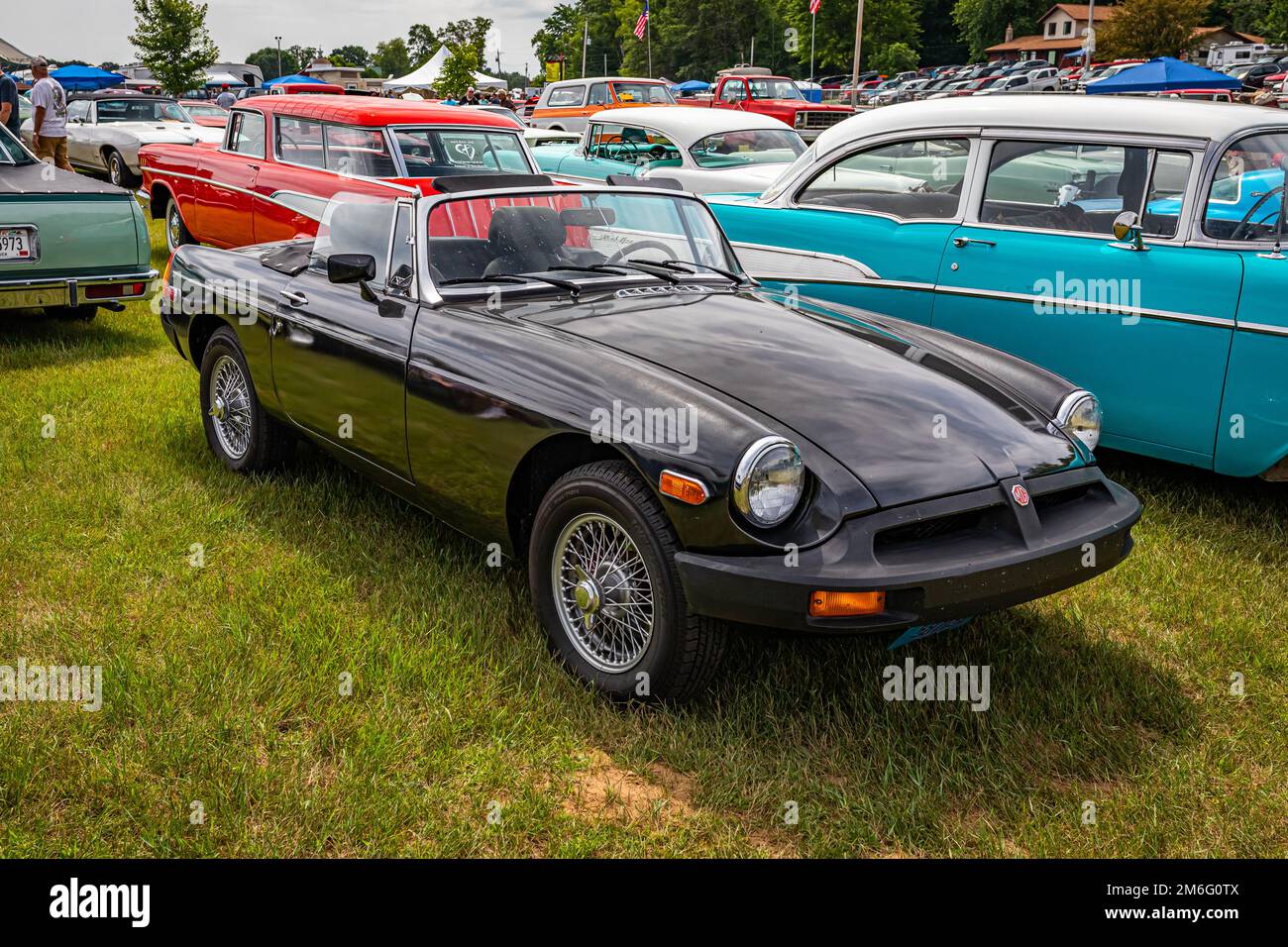 Iola, WI - 07 luglio 2022: Vista dall'alto dell'angolo anteriore di un veicolo da 1980 MG MGB Convertible Roadster in occasione di una fiera automobilistica locale. Foto Stock