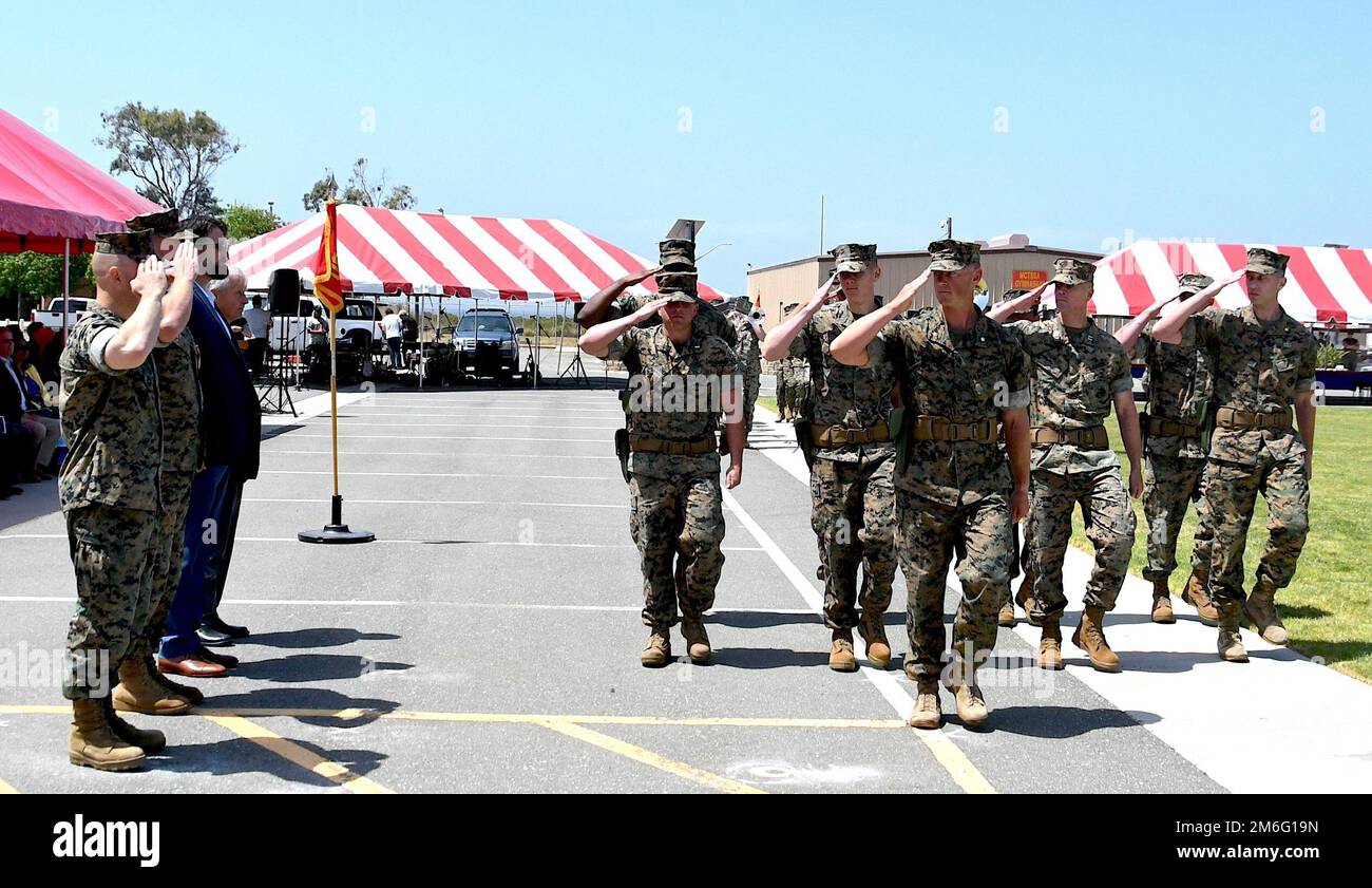 Marine Corps Tactical Systems Support Activity ha ospitato un cambio di comando e la cerimonia di ritiro mercoledì, 27 aprile 2022. Il Lt. Michael Liguori ha rinunciato al comando della MCTSSA al col. Craig Clarkson dopo aver prestato servizio come comandante dal luglio 2020. Liguori è stato il comandante per quasi due anni e si è ritirato dal servizio attivo dopo più di 20 anni di servizio attivo. Fu insignito di una Legione di merito da Brig. Gen. A.J. Pasagian, comandante del Marine Corps Systems Command, per il suo servizio e il suo stile di leadership unico che ha spinto MCTSSA su un palco più grande entro il Th Foto Stock